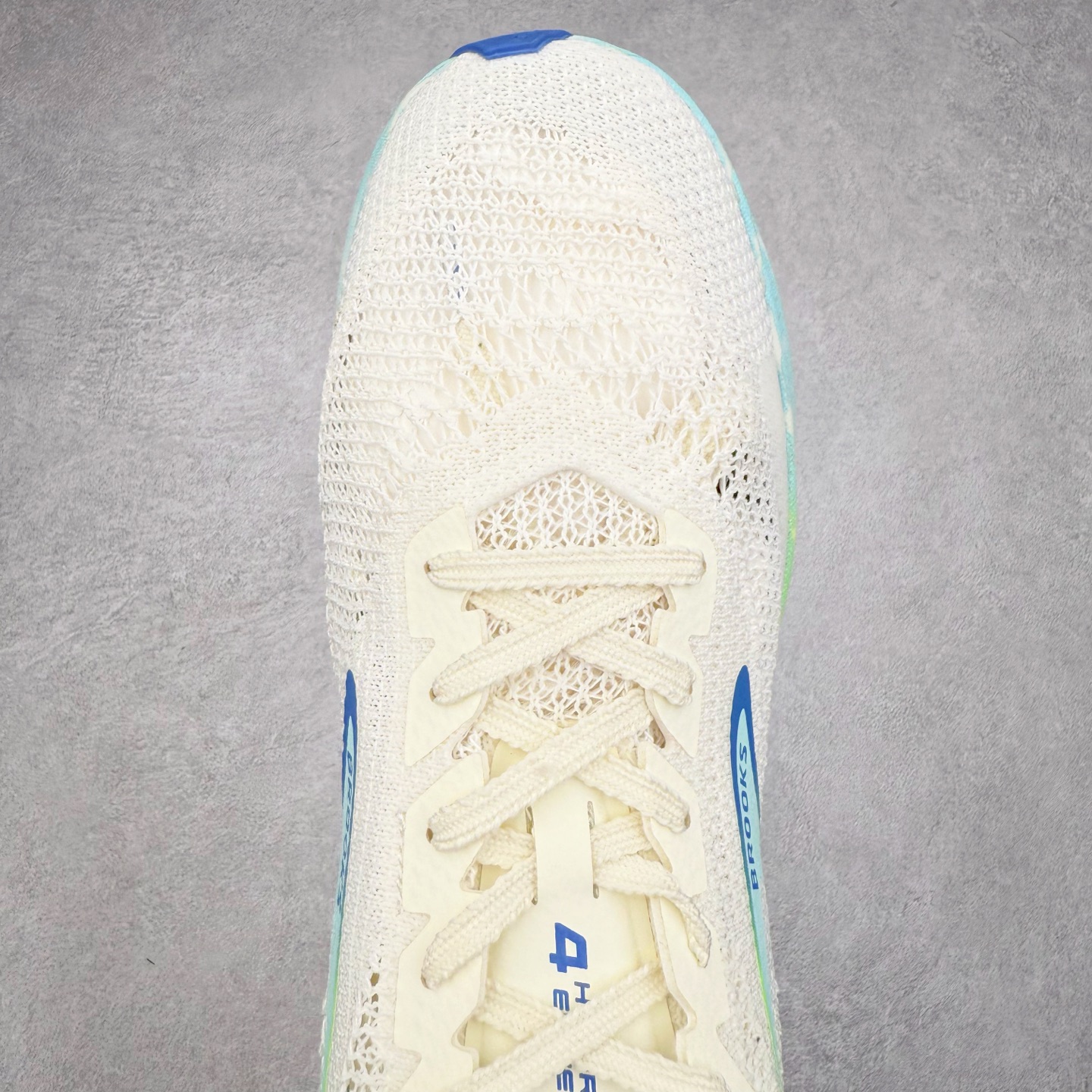 图片[4]-Brooks Hyperion Elite 布鲁克斯龙卷风4代舒适百搭运动低帮马拉松跑步鞋 男女同款 Brooks 四大跑鞋之一 百年品牌 跑鞋从外形上基本就能判断这是一款速度跑鞋 简洁干练的外形结构和极强的运动流线型看着非常有速度感 上脚的第一感觉是非常轻 美码9码的鞋单只206g不到 从个人偏好来说 200g左右的竞速鞋最具安全感 鞋面采用单层网布 很薄 前掌使用了大量开放式网眼 排气直接快速 透气性上乘 鞋舌也是轻量化设计 仅为一层麂皮 和脚背完美贴合 鞋舌中央有个防偏穿孔 从实际穿着来看 通常鞋舌都是外偏 如果是防偏穿孔位于中心 防偏效果其实并不十分有效 如果采用趋外侧的偏心设计更有效 鞋帮泡棉填充量不大 但非常紧凑 贴合舒适 包裹稳固 内置硬质TPU保证必要的稳定性 跑鞋中底采用的是DNA FLASH科技材料 DNA FLASH中底科技 是Brooks第一款将氮气注入中底的创新科技 主要原理是借助“超临界流体”发泡技术 将液态氮稳定的转化为气态氮 并使其均匀地形成无数紧密贴合的密闭式气囊结构 尺码：36 36.5 37.5 38 38.5 39 40 40.5 41 42 42.5 43 44 44.5 45 46-选品中心