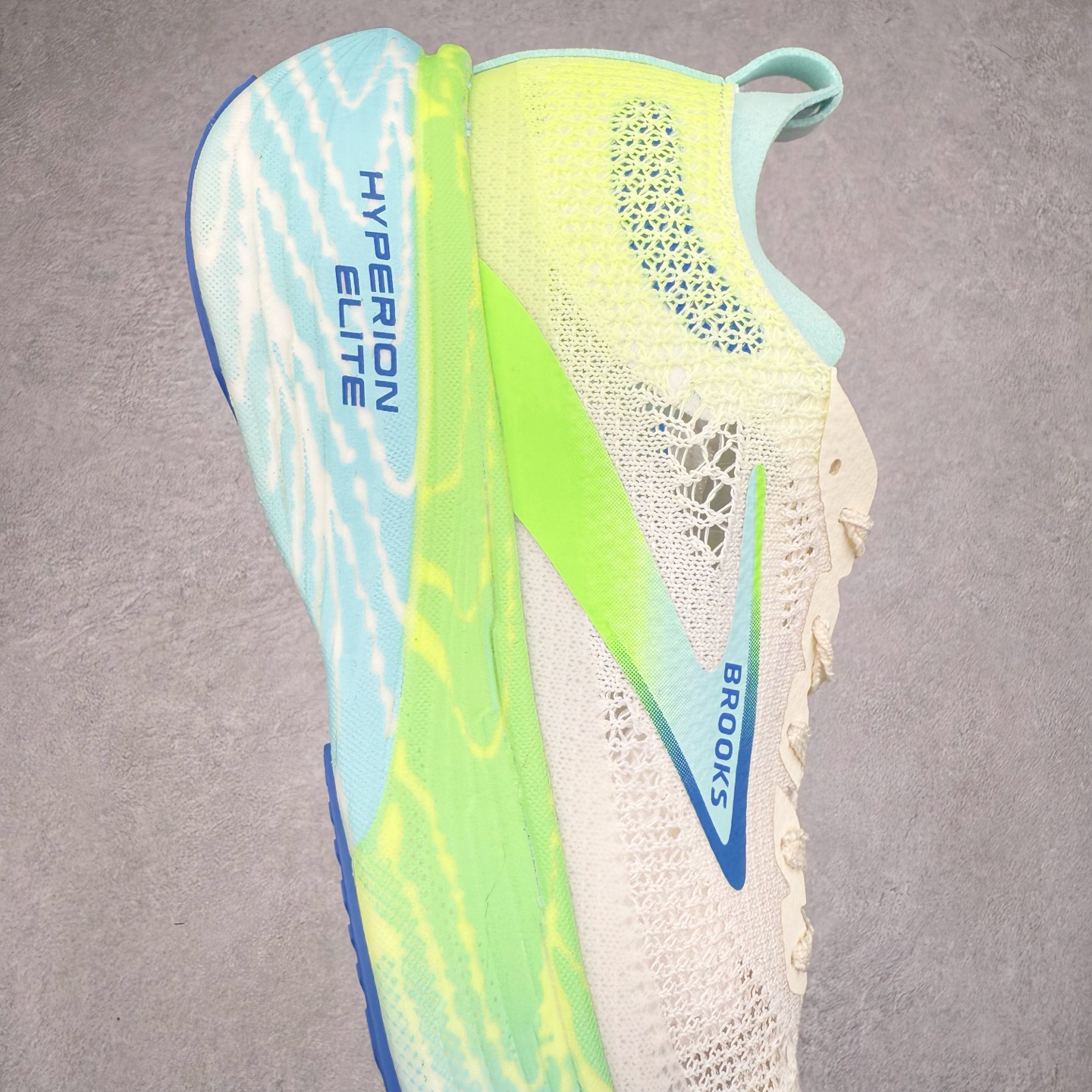 图片[6]-Brooks Hyperion Elite 布鲁克斯龙卷风4代舒适百搭运动低帮马拉松跑步鞋 男女同款 Brooks 四大跑鞋之一 百年品牌 跑鞋从外形上基本就能判断这是一款速度跑鞋 简洁干练的外形结构和极强的运动流线型看着非常有速度感 上脚的第一感觉是非常轻 美码9码的鞋单只206g不到 从个人偏好来说 200g左右的竞速鞋最具安全感 鞋面采用单层网布 很薄 前掌使用了大量开放式网眼 排气直接快速 透气性上乘 鞋舌也是轻量化设计 仅为一层麂皮 和脚背完美贴合 鞋舌中央有个防偏穿孔 从实际穿着来看 通常鞋舌都是外偏 如果是防偏穿孔位于中心 防偏效果其实并不十分有效 如果采用趋外侧的偏心设计更有效 鞋帮泡棉填充量不大 但非常紧凑 贴合舒适 包裹稳固 内置硬质TPU保证必要的稳定性 跑鞋中底采用的是DNA FLASH科技材料 DNA FLASH中底科技 是Brooks第一款将氮气注入中底的创新科技 主要原理是借助“超临界流体”发泡技术 将液态氮稳定的转化为气态氮 并使其均匀地形成无数紧密贴合的密闭式气囊结构 尺码：36 36.5 37.5 38 38.5 39 40 40.5 41 42 42.5 43 44 44.5 45 46-选品中心