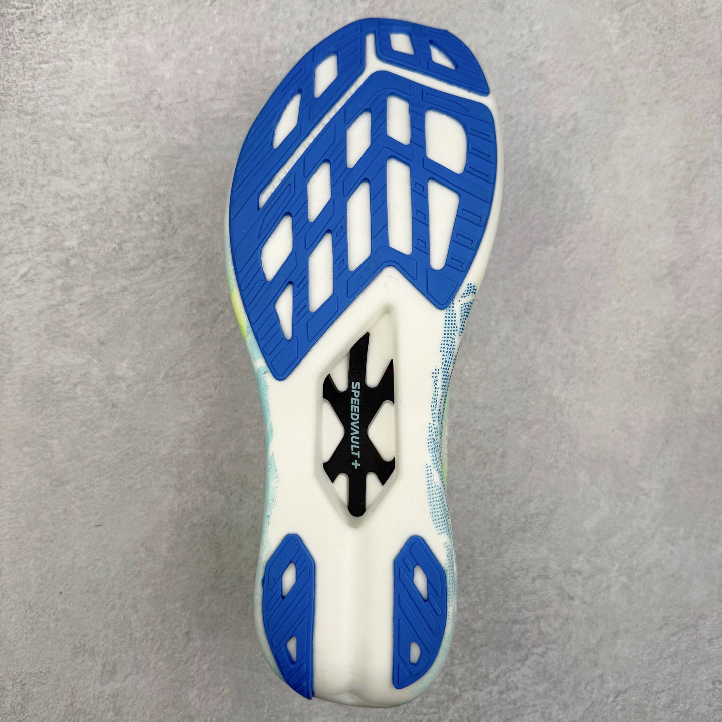 图片[9]-Brooks Hyperion Elite 布鲁克斯龙卷风4代舒适百搭运动低帮马拉松跑步鞋 男女同款 Brooks 四大跑鞋之一 百年品牌 跑鞋从外形上基本就能判断这是一款速度跑鞋 简洁干练的外形结构和极强的运动流线型看着非常有速度感 上脚的第一感觉是非常轻 美码9码的鞋单只206g不到 从个人偏好来说 200g左右的竞速鞋最具安全感 鞋面采用单层网布 很薄 前掌使用了大量开放式网眼 排气直接快速 透气性上乘 鞋舌也是轻量化设计 仅为一层麂皮 和脚背完美贴合 鞋舌中央有个防偏穿孔 从实际穿着来看 通常鞋舌都是外偏 如果是防偏穿孔位于中心 防偏效果其实并不十分有效 如果采用趋外侧的偏心设计更有效 鞋帮泡棉填充量不大 但非常紧凑 贴合舒适 包裹稳固 内置硬质TPU保证必要的稳定性 跑鞋中底采用的是DNA FLASH科技材料 DNA FLASH中底科技 是Brooks第一款将氮气注入中底的创新科技 主要原理是借助“超临界流体”发泡技术 将液态氮稳定的转化为气态氮 并使其均匀地形成无数紧密贴合的密闭式气囊结构 尺码：36 36.5 37.5 38 38.5 39 40 40.5 41 42 42.5 43 44 44.5 45 46-选品中心