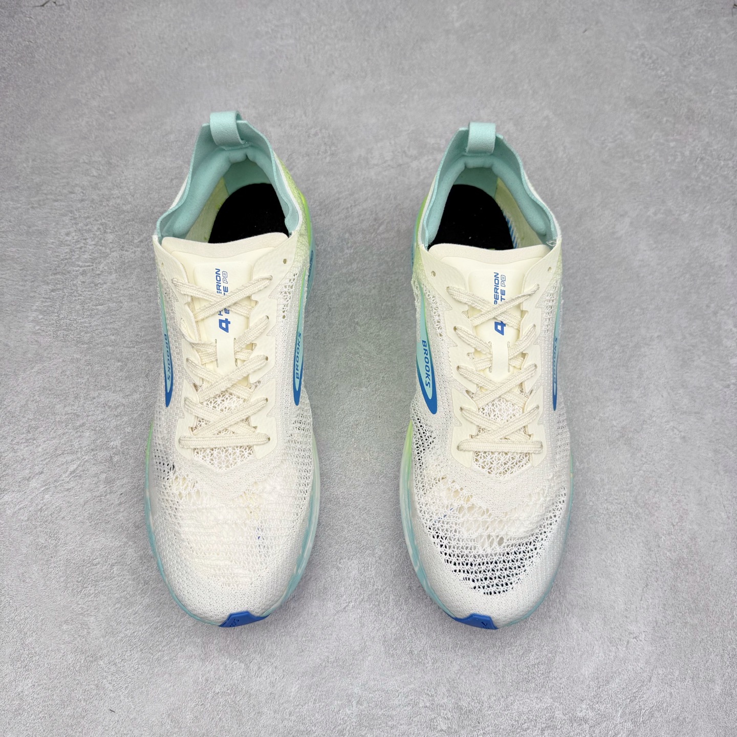 图片[2]-Brooks Hyperion Elite 布鲁克斯龙卷风4代舒适百搭运动低帮马拉松跑步鞋 男女同款 Brooks 四大跑鞋之一 百年品牌 跑鞋从外形上基本就能判断这是一款速度跑鞋 简洁干练的外形结构和极强的运动流线型看着非常有速度感 上脚的第一感觉是非常轻 美码9码的鞋单只206g不到 从个人偏好来说 200g左右的竞速鞋最具安全感 鞋面采用单层网布 很薄 前掌使用了大量开放式网眼 排气直接快速 透气性上乘 鞋舌也是轻量化设计 仅为一层麂皮 和脚背完美贴合 鞋舌中央有个防偏穿孔 从实际穿着来看 通常鞋舌都是外偏 如果是防偏穿孔位于中心 防偏效果其实并不十分有效 如果采用趋外侧的偏心设计更有效 鞋帮泡棉填充量不大 但非常紧凑 贴合舒适 包裹稳固 内置硬质TPU保证必要的稳定性 跑鞋中底采用的是DNA FLASH科技材料 DNA FLASH中底科技 是Brooks第一款将氮气注入中底的创新科技 主要原理是借助“超临界流体”发泡技术 将液态氮稳定的转化为气态氮 并使其均匀地形成无数紧密贴合的密闭式气囊结构 尺码：36 36.5 37.5 38 38.5 39 40 40.5 41 42 42.5 43 44 44.5 45 46-选品中心