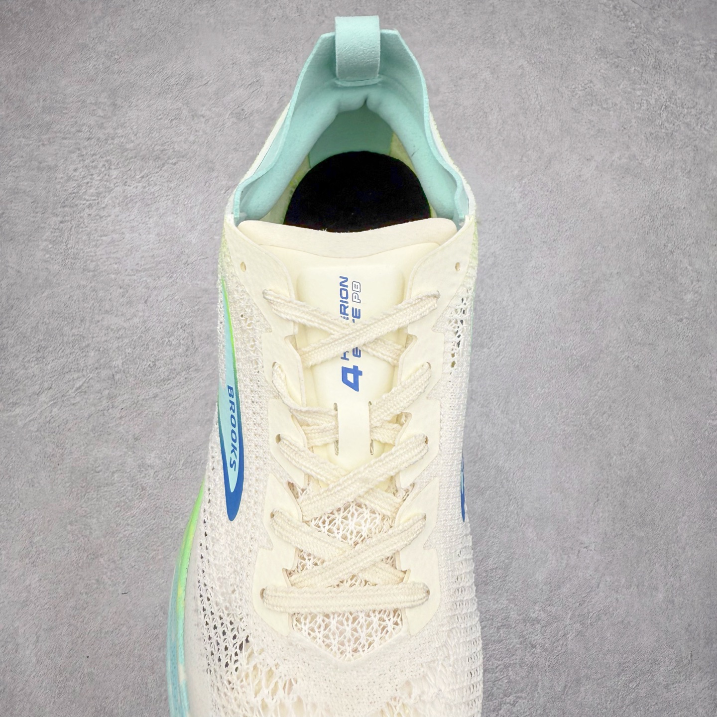 图片[5]-Brooks Hyperion Elite 布鲁克斯龙卷风4代舒适百搭运动低帮马拉松跑步鞋 男女同款 Brooks 四大跑鞋之一 百年品牌 跑鞋从外形上基本就能判断这是一款速度跑鞋 简洁干练的外形结构和极强的运动流线型看着非常有速度感 上脚的第一感觉是非常轻 美码9码的鞋单只206g不到 从个人偏好来说 200g左右的竞速鞋最具安全感 鞋面采用单层网布 很薄 前掌使用了大量开放式网眼 排气直接快速 透气性上乘 鞋舌也是轻量化设计 仅为一层麂皮 和脚背完美贴合 鞋舌中央有个防偏穿孔 从实际穿着来看 通常鞋舌都是外偏 如果是防偏穿孔位于中心 防偏效果其实并不十分有效 如果采用趋外侧的偏心设计更有效 鞋帮泡棉填充量不大 但非常紧凑 贴合舒适 包裹稳固 内置硬质TPU保证必要的稳定性 跑鞋中底采用的是DNA FLASH科技材料 DNA FLASH中底科技 是Brooks第一款将氮气注入中底的创新科技 主要原理是借助“超临界流体”发泡技术 将液态氮稳定的转化为气态氮 并使其均匀地形成无数紧密贴合的密闭式气囊结构 尺码：36 36.5 37.5 38 38.5 39 40 40.5 41 42 42.5 43 44 44.5 45 46-选品中心