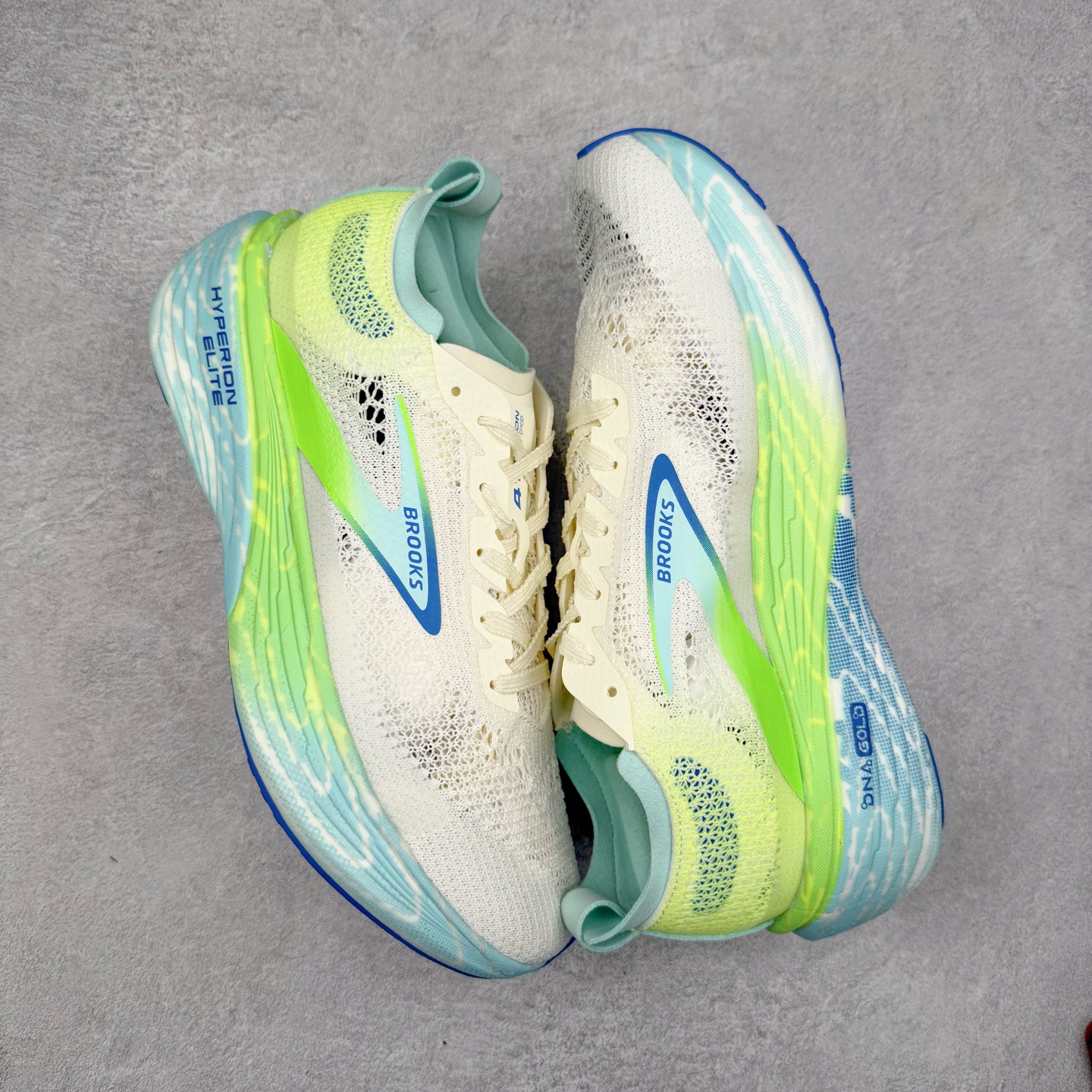 图片[3]-Brooks Hyperion Elite 布鲁克斯龙卷风4代舒适百搭运动低帮马拉松跑步鞋 男女同款 Brooks 四大跑鞋之一 百年品牌 跑鞋从外形上基本就能判断这是一款速度跑鞋 简洁干练的外形结构和极强的运动流线型看着非常有速度感 上脚的第一感觉是非常轻 美码9码的鞋单只206g不到 从个人偏好来说 200g左右的竞速鞋最具安全感 鞋面采用单层网布 很薄 前掌使用了大量开放式网眼 排气直接快速 透气性上乘 鞋舌也是轻量化设计 仅为一层麂皮 和脚背完美贴合 鞋舌中央有个防偏穿孔 从实际穿着来看 通常鞋舌都是外偏 如果是防偏穿孔位于中心 防偏效果其实并不十分有效 如果采用趋外侧的偏心设计更有效 鞋帮泡棉填充量不大 但非常紧凑 贴合舒适 包裹稳固 内置硬质TPU保证必要的稳定性 跑鞋中底采用的是DNA FLASH科技材料 DNA FLASH中底科技 是Brooks第一款将氮气注入中底的创新科技 主要原理是借助“超临界流体”发泡技术 将液态氮稳定的转化为气态氮 并使其均匀地形成无数紧密贴合的密闭式气囊结构 尺码：36 36.5 37.5 38 38.5 39 40 40.5 41 42 42.5 43 44 44.5 45 46-选品中心