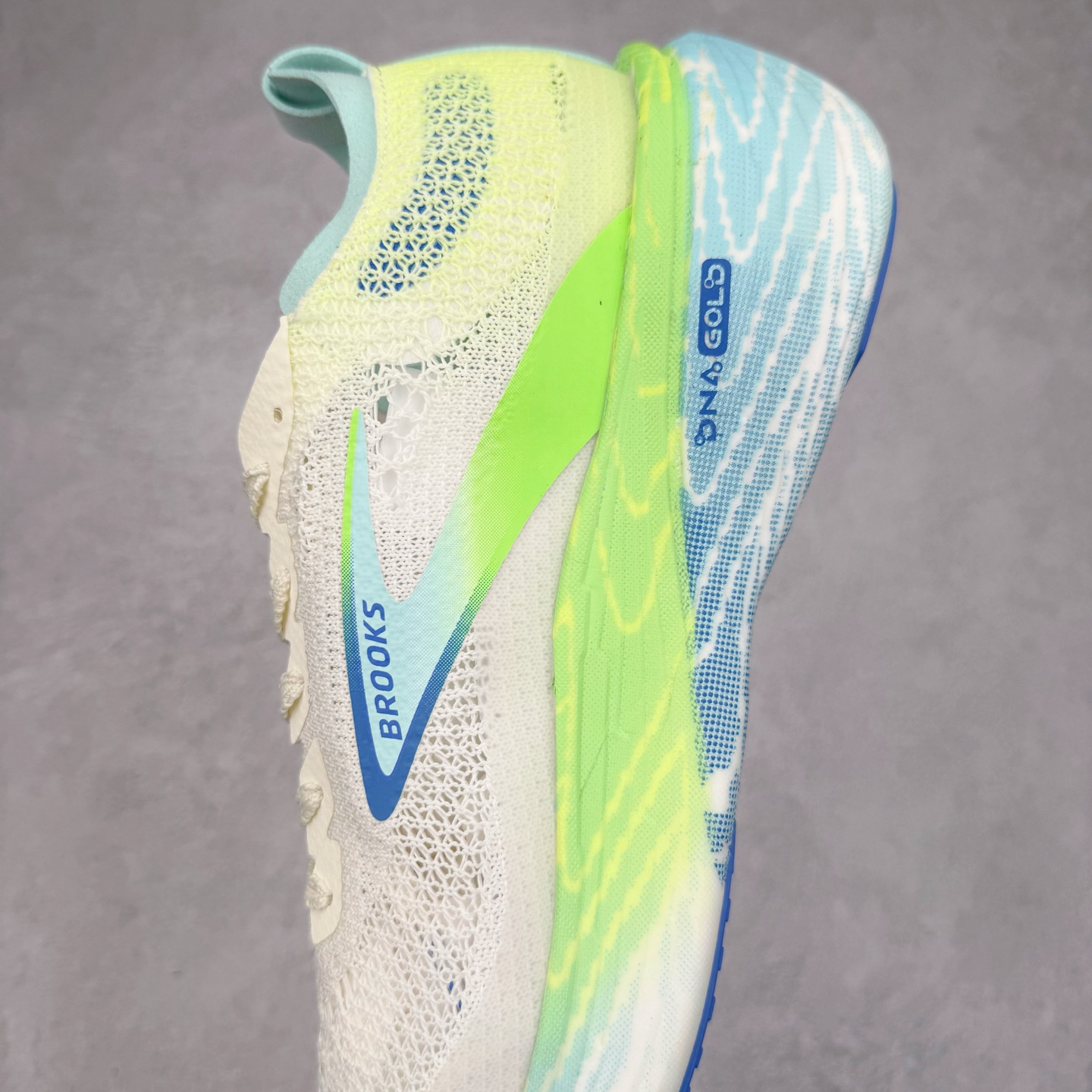 图片[7]-Brooks Hyperion Elite 布鲁克斯龙卷风4代舒适百搭运动低帮马拉松跑步鞋 男女同款 Brooks 四大跑鞋之一 百年品牌 跑鞋从外形上基本就能判断这是一款速度跑鞋 简洁干练的外形结构和极强的运动流线型看着非常有速度感 上脚的第一感觉是非常轻 美码9码的鞋单只206g不到 从个人偏好来说 200g左右的竞速鞋最具安全感 鞋面采用单层网布 很薄 前掌使用了大量开放式网眼 排气直接快速 透气性上乘 鞋舌也是轻量化设计 仅为一层麂皮 和脚背完美贴合 鞋舌中央有个防偏穿孔 从实际穿着来看 通常鞋舌都是外偏 如果是防偏穿孔位于中心 防偏效果其实并不十分有效 如果采用趋外侧的偏心设计更有效 鞋帮泡棉填充量不大 但非常紧凑 贴合舒适 包裹稳固 内置硬质TPU保证必要的稳定性 跑鞋中底采用的是DNA FLASH科技材料 DNA FLASH中底科技 是Brooks第一款将氮气注入中底的创新科技 主要原理是借助“超临界流体”发泡技术 将液态氮稳定的转化为气态氮 并使其均匀地形成无数紧密贴合的密闭式气囊结构 尺码：36 36.5 37.5 38 38.5 39 40 40.5 41 42 42.5 43 44 44.5 45 46-选品中心