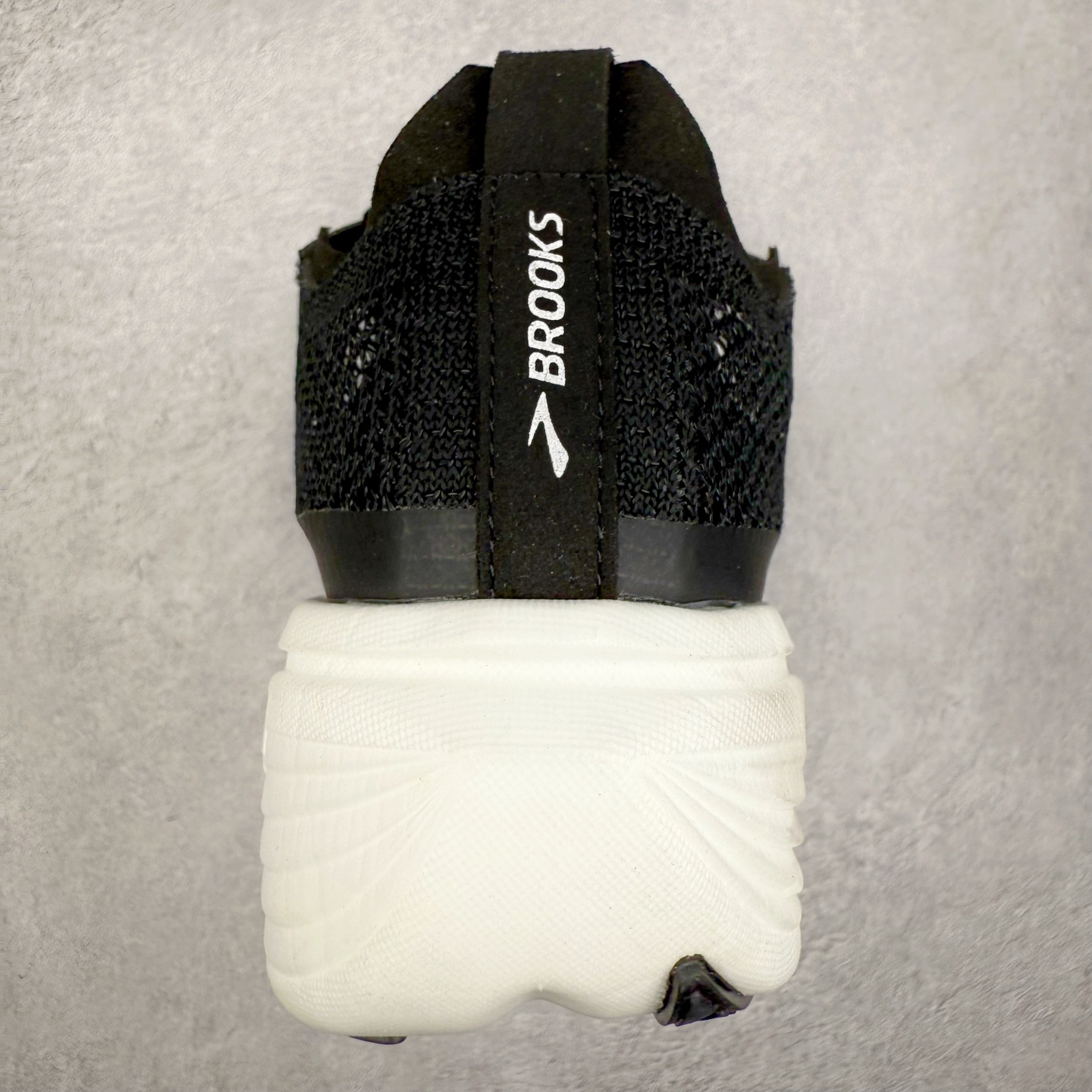 图片[8]-Brooks Hyperion Elite 布鲁克斯龙卷风4代舒适百搭运动低帮马拉松跑步鞋 男女同款 Brooks 四大跑鞋之一 百年品牌 跑鞋从外形上基本就能判断这是一款速度跑鞋 简洁干练的外形结构和极强的运动流线型看着非常有速度感 上脚的第一感觉是非常轻 美码9码的鞋单只206g不到 从个人偏好来说 200g左右的竞速鞋最具安全感 鞋面采用单层网布 很薄 前掌使用了大量开放式网眼 排气直接快速 透气性上乘 鞋舌也是轻量化设计 仅为一层麂皮 和脚背完美贴合 鞋舌中央有个防偏穿孔 从实际穿着来看 通常鞋舌都是外偏 如果是防偏穿孔位于中心 防偏效果其实并不十分有效 如果采用趋外侧的偏心设计更有效 鞋帮泡棉填充量不大 但非常紧凑 贴合舒适 包裹稳固 内置硬质TPU保证必要的稳定性 跑鞋中底采用的是DNA FLASH科技材料 DNA FLASH中底科技 是Brooks第一款将氮气注入中底的创新科技 主要原理是借助“超临界流体”发泡技术 将液态氮稳定的转化为气态氮 并使其均匀地形成无数紧密贴合的密闭式气囊结构 尺码：36 36.5 37.5 38 38.5 39 40 40.5 41 42 42.5 43 44 44.5 45 46-选品中心