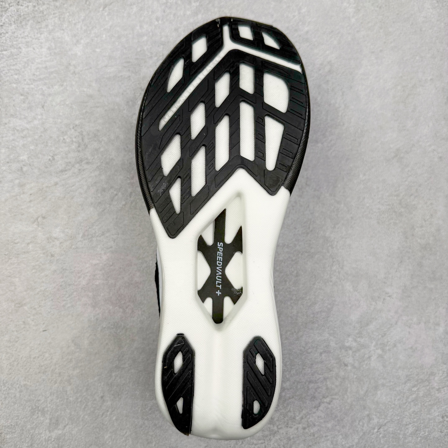 图片[9]-Brooks Hyperion Elite 布鲁克斯龙卷风4代舒适百搭运动低帮马拉松跑步鞋 男女同款 Brooks 四大跑鞋之一 百年品牌 跑鞋从外形上基本就能判断这是一款速度跑鞋 简洁干练的外形结构和极强的运动流线型看着非常有速度感 上脚的第一感觉是非常轻 美码9码的鞋单只206g不到 从个人偏好来说 200g左右的竞速鞋最具安全感 鞋面采用单层网布 很薄 前掌使用了大量开放式网眼 排气直接快速 透气性上乘 鞋舌也是轻量化设计 仅为一层麂皮 和脚背完美贴合 鞋舌中央有个防偏穿孔 从实际穿着来看 通常鞋舌都是外偏 如果是防偏穿孔位于中心 防偏效果其实并不十分有效 如果采用趋外侧的偏心设计更有效 鞋帮泡棉填充量不大 但非常紧凑 贴合舒适 包裹稳固 内置硬质TPU保证必要的稳定性 跑鞋中底采用的是DNA FLASH科技材料 DNA FLASH中底科技 是Brooks第一款将氮气注入中底的创新科技 主要原理是借助“超临界流体”发泡技术 将液态氮稳定的转化为气态氮 并使其均匀地形成无数紧密贴合的密闭式气囊结构 尺码：36 36.5 37.5 38 38.5 39 40 40.5 41 42 42.5 43 44 44.5 45 46-选品中心