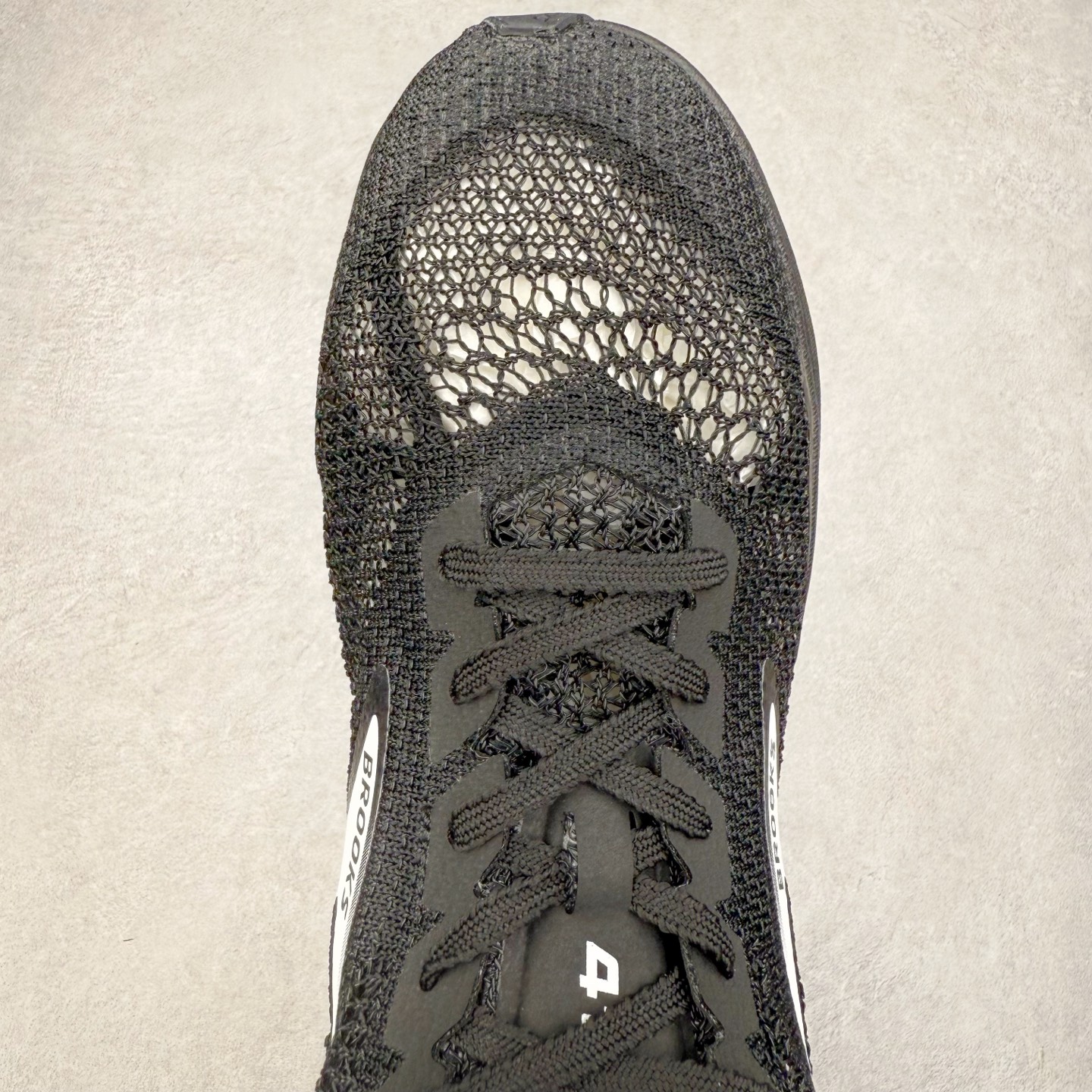 图片[4]-Brooks Hyperion Elite 布鲁克斯龙卷风4代舒适百搭运动低帮马拉松跑步鞋 男女同款 Brooks 四大跑鞋之一 百年品牌 跑鞋从外形上基本就能判断这是一款速度跑鞋 简洁干练的外形结构和极强的运动流线型看着非常有速度感 上脚的第一感觉是非常轻 美码9码的鞋单只206g不到 从个人偏好来说 200g左右的竞速鞋最具安全感 鞋面采用单层网布 很薄 前掌使用了大量开放式网眼 排气直接快速 透气性上乘 鞋舌也是轻量化设计 仅为一层麂皮 和脚背完美贴合 鞋舌中央有个防偏穿孔 从实际穿着来看 通常鞋舌都是外偏 如果是防偏穿孔位于中心 防偏效果其实并不十分有效 如果采用趋外侧的偏心设计更有效 鞋帮泡棉填充量不大 但非常紧凑 贴合舒适 包裹稳固 内置硬质TPU保证必要的稳定性 跑鞋中底采用的是DNA FLASH科技材料 DNA FLASH中底科技 是Brooks第一款将氮气注入中底的创新科技 主要原理是借助“超临界流体”发泡技术 将液态氮稳定的转化为气态氮 并使其均匀地形成无数紧密贴合的密闭式气囊结构 尺码：36 36.5 37.5 38 38.5 39 40 40.5 41 42 42.5 43 44 44.5 45 46-选品中心