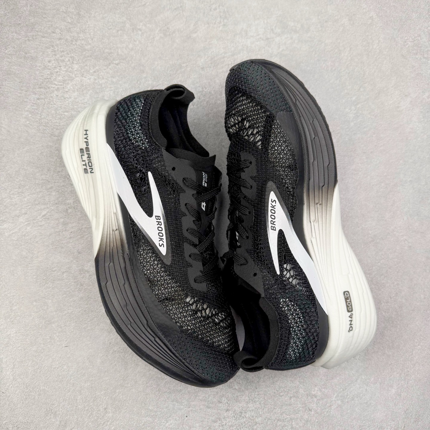 图片[3]-Brooks Hyperion Elite 布鲁克斯龙卷风4代舒适百搭运动低帮马拉松跑步鞋 男女同款 Brooks 四大跑鞋之一 百年品牌 跑鞋从外形上基本就能判断这是一款速度跑鞋 简洁干练的外形结构和极强的运动流线型看着非常有速度感 上脚的第一感觉是非常轻 美码9码的鞋单只206g不到 从个人偏好来说 200g左右的竞速鞋最具安全感 鞋面采用单层网布 很薄 前掌使用了大量开放式网眼 排气直接快速 透气性上乘 鞋舌也是轻量化设计 仅为一层麂皮 和脚背完美贴合 鞋舌中央有个防偏穿孔 从实际穿着来看 通常鞋舌都是外偏 如果是防偏穿孔位于中心 防偏效果其实并不十分有效 如果采用趋外侧的偏心设计更有效 鞋帮泡棉填充量不大 但非常紧凑 贴合舒适 包裹稳固 内置硬质TPU保证必要的稳定性 跑鞋中底采用的是DNA FLASH科技材料 DNA FLASH中底科技 是Brooks第一款将氮气注入中底的创新科技 主要原理是借助“超临界流体”发泡技术 将液态氮稳定的转化为气态氮 并使其均匀地形成无数紧密贴合的密闭式气囊结构 尺码：36 36.5 37.5 38 38.5 39 40 40.5 41 42 42.5 43 44 44.5 45 46-选品中心