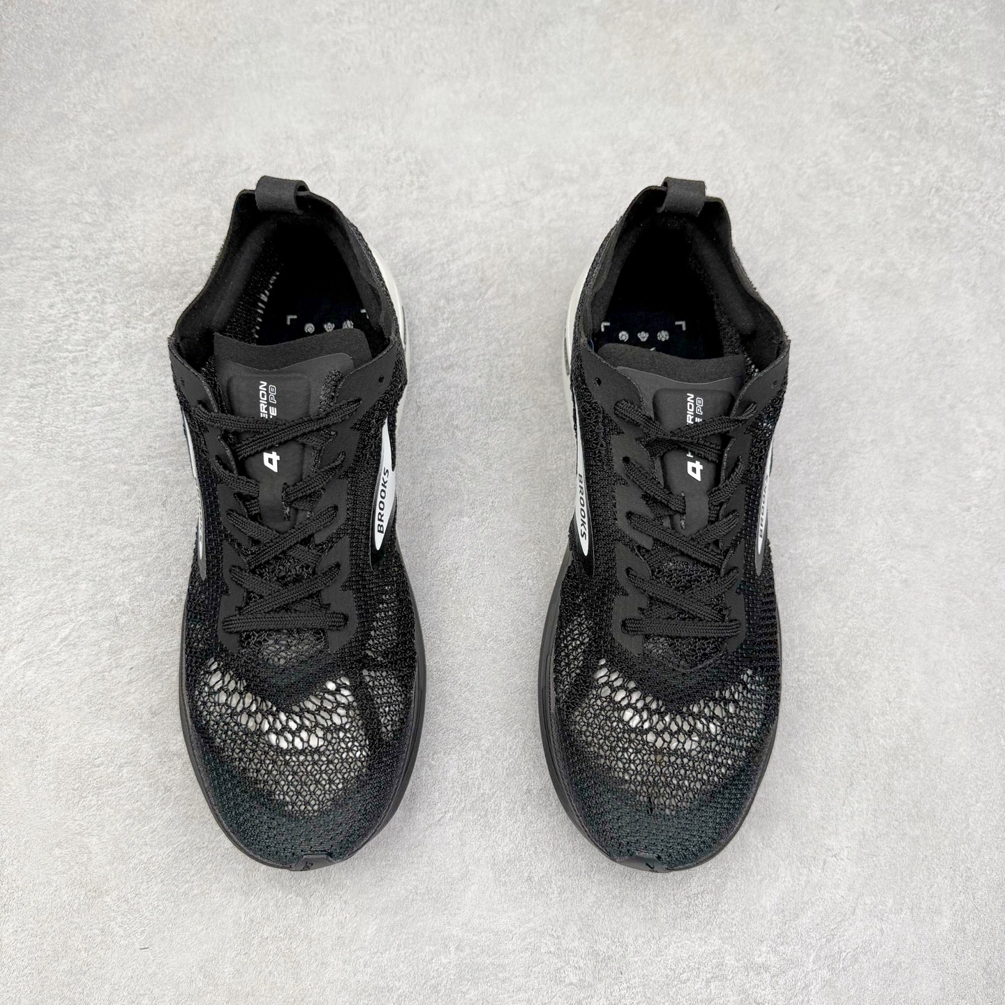 图片[2]-Brooks Hyperion Elite 布鲁克斯龙卷风4代舒适百搭运动低帮马拉松跑步鞋 男女同款 Brooks 四大跑鞋之一 百年品牌 跑鞋从外形上基本就能判断这是一款速度跑鞋 简洁干练的外形结构和极强的运动流线型看着非常有速度感 上脚的第一感觉是非常轻 美码9码的鞋单只206g不到 从个人偏好来说 200g左右的竞速鞋最具安全感 鞋面采用单层网布 很薄 前掌使用了大量开放式网眼 排气直接快速 透气性上乘 鞋舌也是轻量化设计 仅为一层麂皮 和脚背完美贴合 鞋舌中央有个防偏穿孔 从实际穿着来看 通常鞋舌都是外偏 如果是防偏穿孔位于中心 防偏效果其实并不十分有效 如果采用趋外侧的偏心设计更有效 鞋帮泡棉填充量不大 但非常紧凑 贴合舒适 包裹稳固 内置硬质TPU保证必要的稳定性 跑鞋中底采用的是DNA FLASH科技材料 DNA FLASH中底科技 是Brooks第一款将氮气注入中底的创新科技 主要原理是借助“超临界流体”发泡技术 将液态氮稳定的转化为气态氮 并使其均匀地形成无数紧密贴合的密闭式气囊结构 尺码：36 36.5 37.5 38 38.5 39 40 40.5 41 42 42.5 43 44 44.5 45 46-选品中心