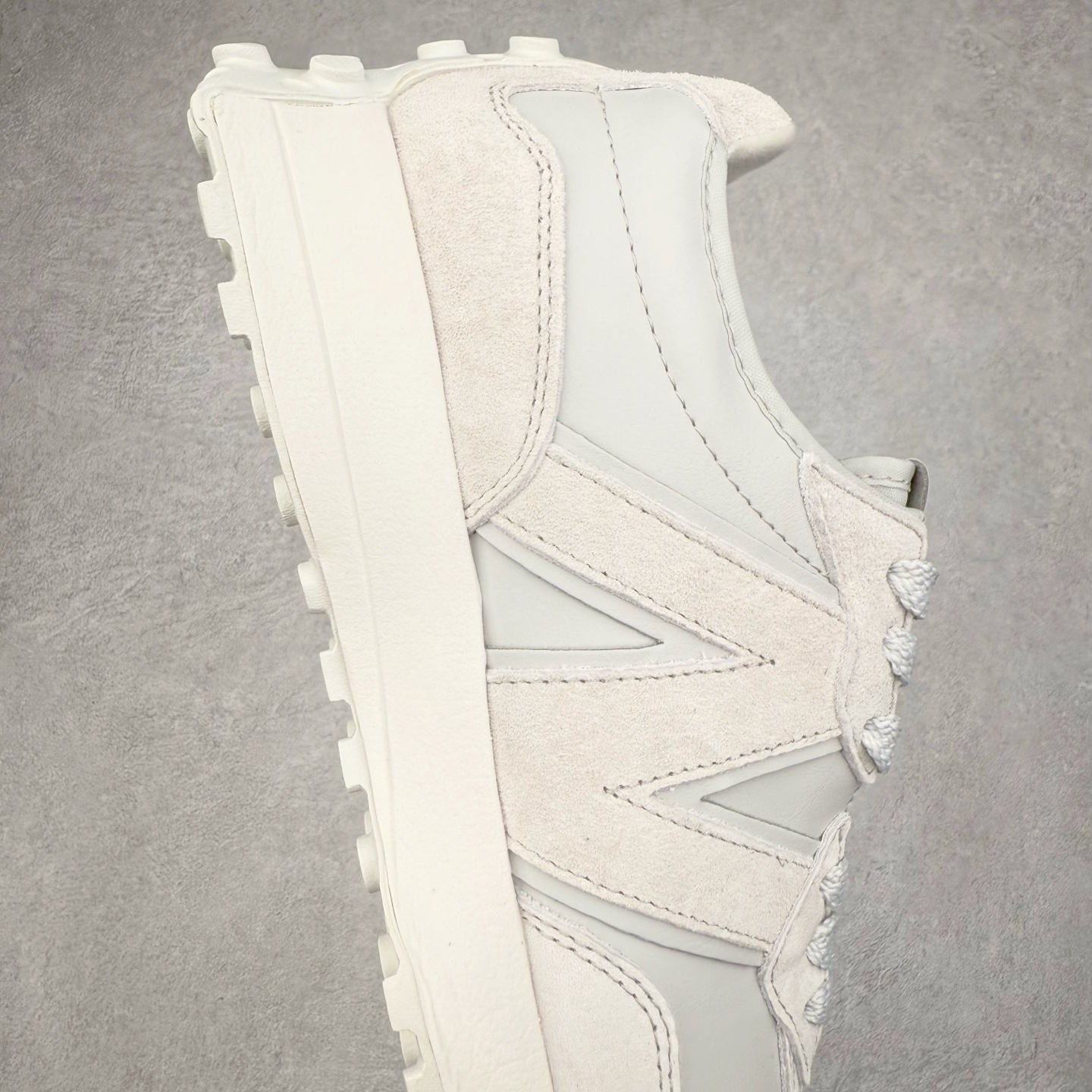 图片[6]-New Balance MS327 NB新百伦系列复古休闲运动慢跑鞋 #以更纯粹的复古风格设计打造的全新造型 侧身还以解构设计 将 N 字标志以做旧压花样式呈现 样式别具新意 而麂皮、冲孔皮革的塑造 则呈现出高级怀旧气质 也让鞋款在奢华时装风格与运动氛围之间达到了平衡 鞋身采用尼龙及猪巴革麂皮物料拼接构成 中底高弹PU材质及满丁防滑橡胶外底 尺码：36 37 37.5 38 38.5 39.5 40 40.5 41.5 42 42.5 43 44 45-选品中心