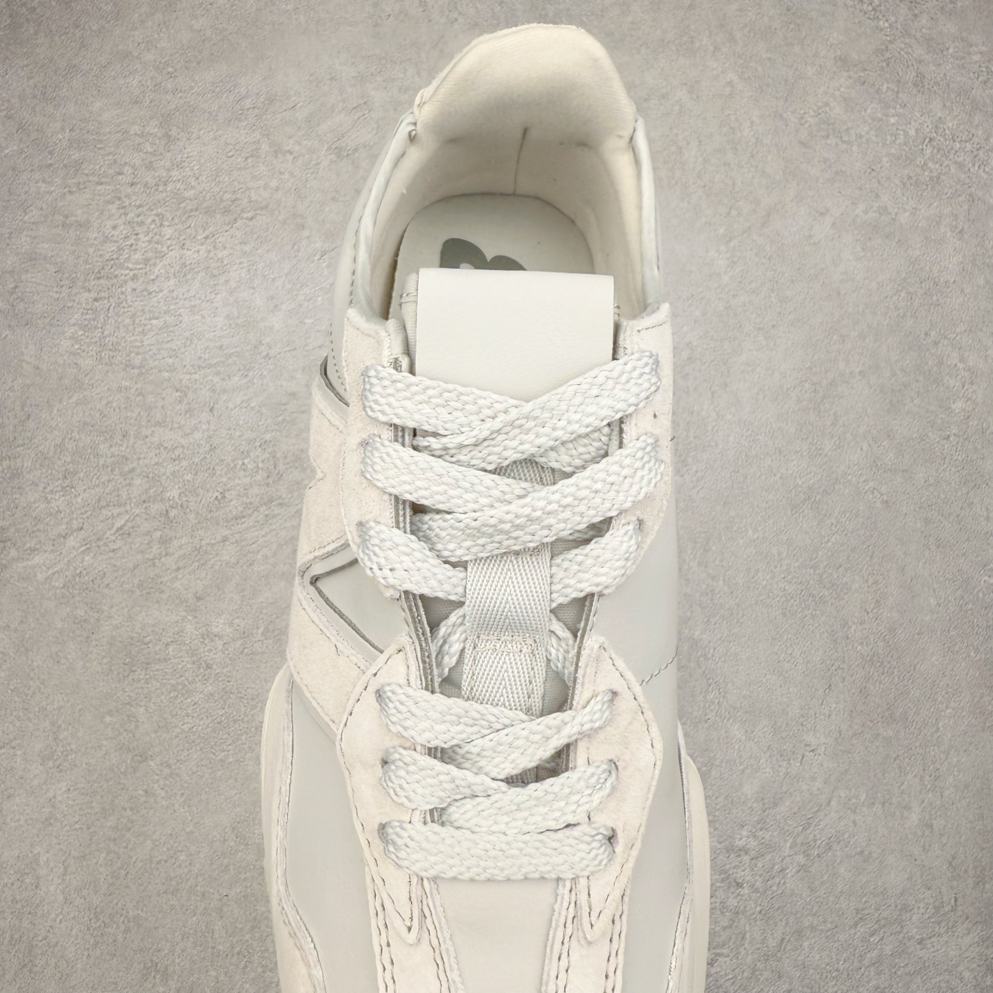 图片[5]-New Balance MS327 NB新百伦系列复古休闲运动慢跑鞋 #以更纯粹的复古风格设计打造的全新造型 侧身还以解构设计 将 N 字标志以做旧压花样式呈现 样式别具新意 而麂皮、冲孔皮革的塑造 则呈现出高级怀旧气质 也让鞋款在奢华时装风格与运动氛围之间达到了平衡 鞋身采用尼龙及猪巴革麂皮物料拼接构成 中底高弹PU材质及满丁防滑橡胶外底 尺码：36 37 37.5 38 38.5 39.5 40 40.5 41.5 42 42.5 43 44 45-选品中心