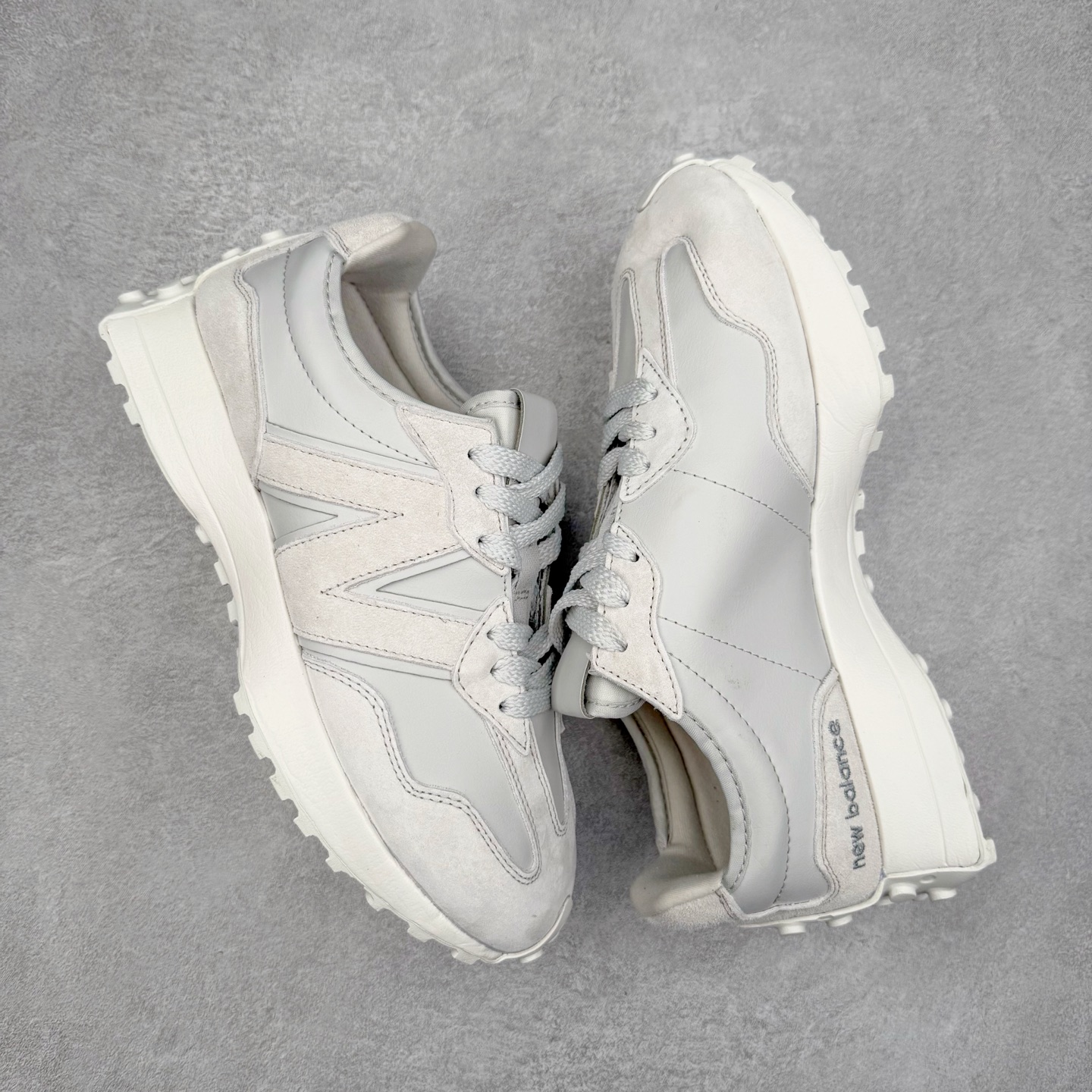 图片[3]-New Balance MS327 NB新百伦系列复古休闲运动慢跑鞋 #以更纯粹的复古风格设计打造的全新造型 侧身还以解构设计 将 N 字标志以做旧压花样式呈现 样式别具新意 而麂皮、冲孔皮革的塑造 则呈现出高级怀旧气质 也让鞋款在奢华时装风格与运动氛围之间达到了平衡 鞋身采用尼龙及猪巴革麂皮物料拼接构成 中底高弹PU材质及满丁防滑橡胶外底 尺码：36 37 37.5 38 38.5 39.5 40 40.5 41.5 42 42.5 43 44 45-选品中心