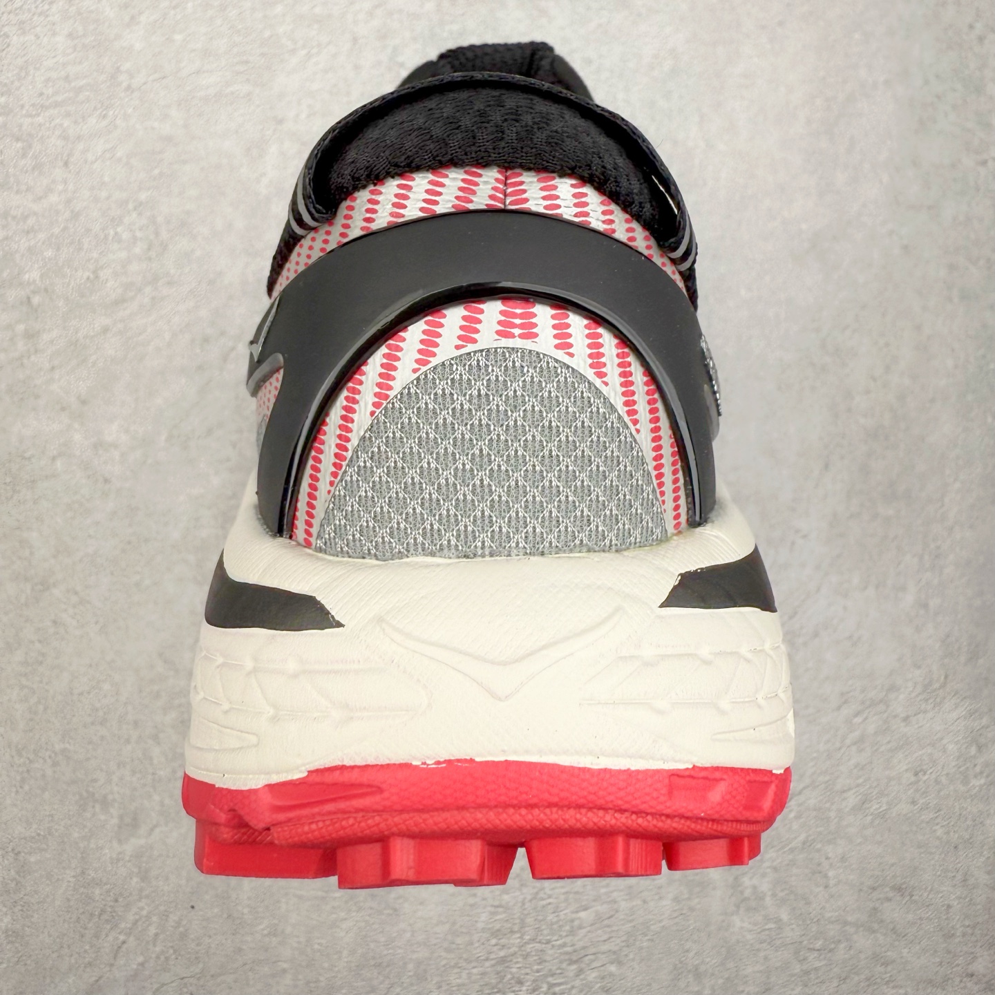 图片[8]-HOKA ONE ONE Mafate Speed 2 Low 玛法特2代系列低帮轻量户外越野休闲运动慢跑鞋 HOKA ONE ONE 最近推出了一个胶囊系列 Origin Story 这个系列里的 Mafate Speed 2 可以说让我日思夜想有一阵子了 最近终于拔草 让我来分享一下这双也是上脚赞到爆的越野跑鞋吧 以阿尔卑斯山脉作为主题将亮黄色与蓝色调覆盖在这经典轮廓之上 配色的呈现效果相当亮眼 以至于很多人买这个配色是用来日常搭配的 鞋面采用超轻的无缝架构 轻薄的TPU贴在透气的鞋面材料上 减轻重量同时也保证了支撑性 鞋底则采用滚动平衡技术 引导跑者回归自然步态 祖传的神奇EVA材质中底依旧是一如既往地表现优秀 能提供充足的缓震 作为HOKA家的越野跑鞋 VIBRAM 橡胶大底也是必不可少的 即便在复杂湿滑的地形 依旧能有良好的抓地力及稳定性 鞋带采用了弹性不易松脱的扁宽弹性鞋带 前掌与中掌部分也进行了加宽 也更加适合亚洲人的脚型 是一款十分全面且足够强悍的户外硬核越野鞋 而这双极其亮眼的越野跑鞋恰好又是在江山一百中参赛的UTMB冠军 Ludovic POMMERET 夺冠时穿着的战靴 这就让它变得更加有吸引力了 用来日常搭配的话短裤是基本不挑 长裤我个人推荐阔腿裤 工装裤以及各种长筒牛仔裤都可以 尺码：36 36.5 37.5 38 38.5 39 40 40.5 41 42 42.5 43 44 44.5 45-选品中心