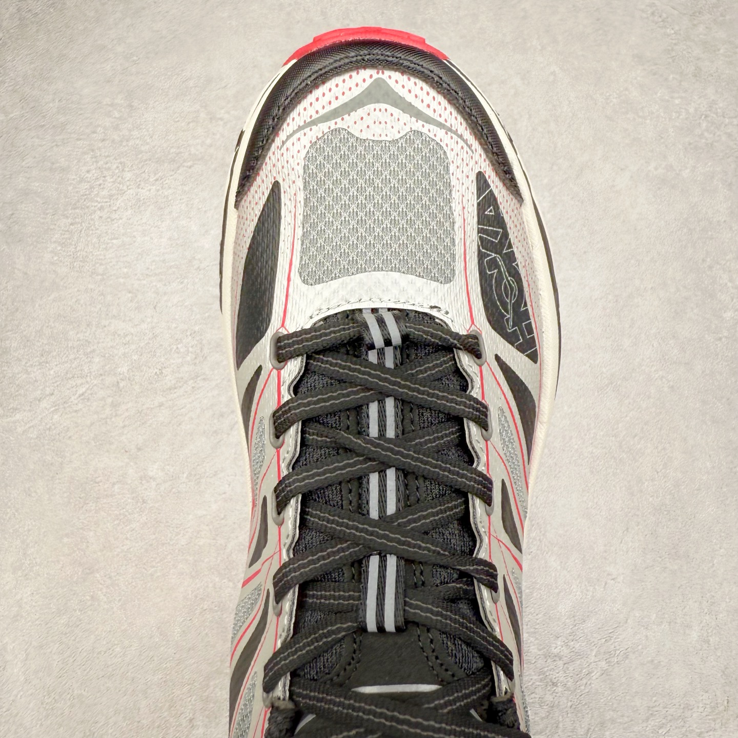 图片[4]-HOKA ONE ONE Mafate Speed 2 Low 玛法特2代系列低帮轻量户外越野休闲运动慢跑鞋 HOKA ONE ONE 最近推出了一个胶囊系列 Origin Story 这个系列里的 Mafate Speed 2 可以说让我日思夜想有一阵子了 最近终于拔草 让我来分享一下这双也是上脚赞到爆的越野跑鞋吧 以阿尔卑斯山脉作为主题将亮黄色与蓝色调覆盖在这经典轮廓之上 配色的呈现效果相当亮眼 以至于很多人买这个配色是用来日常搭配的 鞋面采用超轻的无缝架构 轻薄的TPU贴在透气的鞋面材料上 减轻重量同时也保证了支撑性 鞋底则采用滚动平衡技术 引导跑者回归自然步态 祖传的神奇EVA材质中底依旧是一如既往地表现优秀 能提供充足的缓震 作为HOKA家的越野跑鞋 VIBRAM 橡胶大底也是必不可少的 即便在复杂湿滑的地形 依旧能有良好的抓地力及稳定性 鞋带采用了弹性不易松脱的扁宽弹性鞋带 前掌与中掌部分也进行了加宽 也更加适合亚洲人的脚型 是一款十分全面且足够强悍的户外硬核越野鞋 而这双极其亮眼的越野跑鞋恰好又是在江山一百中参赛的UTMB冠军 Ludovic POMMERET 夺冠时穿着的战靴 这就让它变得更加有吸引力了 用来日常搭配的话短裤是基本不挑 长裤我个人推荐阔腿裤 工装裤以及各种长筒牛仔裤都可以 尺码：36 36.5 37.5 38 38.5 39 40 40.5 41 42 42.5 43 44 44.5 45-选品中心