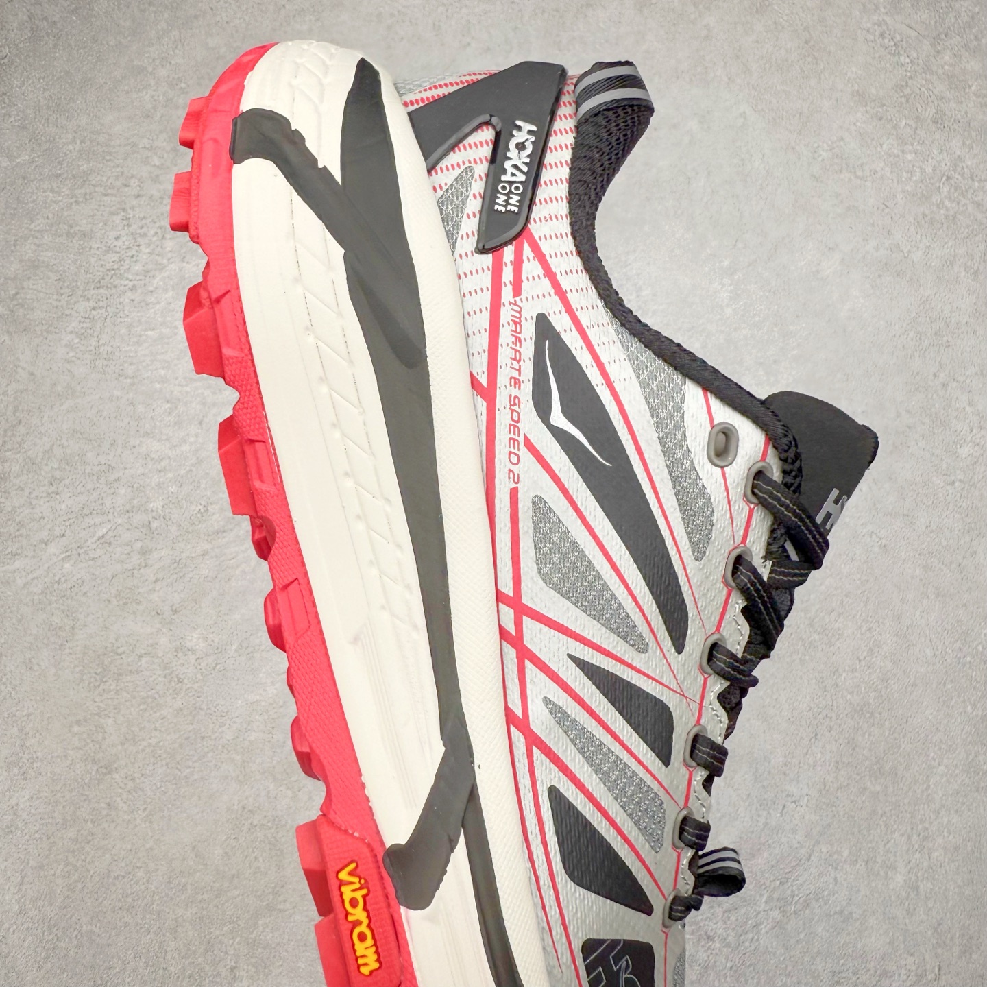 图片[6]-HOKA ONE ONE Mafate Speed 2 Low 玛法特2代系列低帮轻量户外越野休闲运动慢跑鞋 HOKA ONE ONE 最近推出了一个胶囊系列 Origin Story 这个系列里的 Mafate Speed 2 可以说让我日思夜想有一阵子了 最近终于拔草 让我来分享一下这双也是上脚赞到爆的越野跑鞋吧 以阿尔卑斯山脉作为主题将亮黄色与蓝色调覆盖在这经典轮廓之上 配色的呈现效果相当亮眼 以至于很多人买这个配色是用来日常搭配的 鞋面采用超轻的无缝架构 轻薄的TPU贴在透气的鞋面材料上 减轻重量同时也保证了支撑性 鞋底则采用滚动平衡技术 引导跑者回归自然步态 祖传的神奇EVA材质中底依旧是一如既往地表现优秀 能提供充足的缓震 作为HOKA家的越野跑鞋 VIBRAM 橡胶大底也是必不可少的 即便在复杂湿滑的地形 依旧能有良好的抓地力及稳定性 鞋带采用了弹性不易松脱的扁宽弹性鞋带 前掌与中掌部分也进行了加宽 也更加适合亚洲人的脚型 是一款十分全面且足够强悍的户外硬核越野鞋 而这双极其亮眼的越野跑鞋恰好又是在江山一百中参赛的UTMB冠军 Ludovic POMMERET 夺冠时穿着的战靴 这就让它变得更加有吸引力了 用来日常搭配的话短裤是基本不挑 长裤我个人推荐阔腿裤 工装裤以及各种长筒牛仔裤都可以 尺码：36 36.5 37.5 38 38.5 39 40 40.5 41 42 42.5 43 44 44.5 45-选品中心