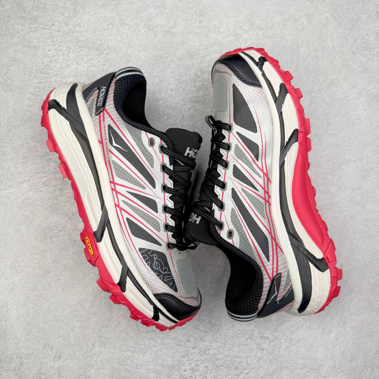 图片[3]-HOKA ONE ONE Mafate Speed 2 Low 玛法特2代系列低帮轻量户外越野休闲运动慢跑鞋 HOKA ONE ONE 最近推出了一个胶囊系列 Origin Story 这个系列里的 Mafate Speed 2 可以说让我日思夜想有一阵子了 最近终于拔草 让我来分享一下这双也是上脚赞到爆的越野跑鞋吧 以阿尔卑斯山脉作为主题将亮黄色与蓝色调覆盖在这经典轮廓之上 配色的呈现效果相当亮眼 以至于很多人买这个配色是用来日常搭配的 鞋面采用超轻的无缝架构 轻薄的TPU贴在透气的鞋面材料上 减轻重量同时也保证了支撑性 鞋底则采用滚动平衡技术 引导跑者回归自然步态 祖传的神奇EVA材质中底依旧是一如既往地表现优秀 能提供充足的缓震 作为HOKA家的越野跑鞋 VIBRAM 橡胶大底也是必不可少的 即便在复杂湿滑的地形 依旧能有良好的抓地力及稳定性 鞋带采用了弹性不易松脱的扁宽弹性鞋带 前掌与中掌部分也进行了加宽 也更加适合亚洲人的脚型 是一款十分全面且足够强悍的户外硬核越野鞋 而这双极其亮眼的越野跑鞋恰好又是在江山一百中参赛的UTMB冠军 Ludovic POMMERET 夺冠时穿着的战靴 这就让它变得更加有吸引力了 用来日常搭配的话短裤是基本不挑 长裤我个人推荐阔腿裤 工装裤以及各种长筒牛仔裤都可以 尺码：36 36.5 37.5 38 38.5 39 40 40.5 41 42 42.5 43 44 44.5 45-选品中心