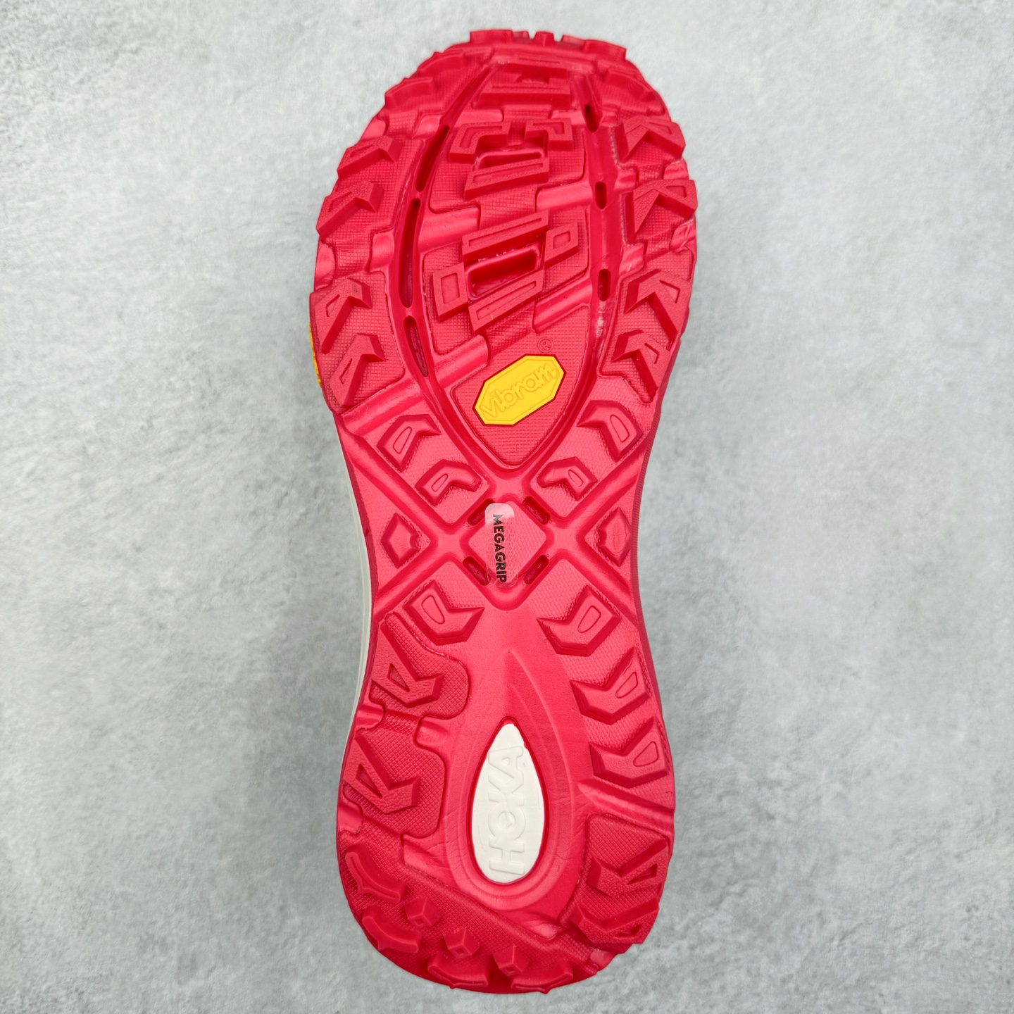 图片[9]-HOKA ONE ONE Mafate Speed 2 Low 玛法特2代系列低帮轻量户外越野休闲运动慢跑鞋 HOKA ONE ONE 最近推出了一个胶囊系列 Origin Story 这个系列里的 Mafate Speed 2 可以说让我日思夜想有一阵子了 最近终于拔草 让我来分享一下这双也是上脚赞到爆的越野跑鞋吧 以阿尔卑斯山脉作为主题将亮黄色与蓝色调覆盖在这经典轮廓之上 配色的呈现效果相当亮眼 以至于很多人买这个配色是用来日常搭配的 鞋面采用超轻的无缝架构 轻薄的TPU贴在透气的鞋面材料上 减轻重量同时也保证了支撑性 鞋底则采用滚动平衡技术 引导跑者回归自然步态 祖传的神奇EVA材质中底依旧是一如既往地表现优秀 能提供充足的缓震 作为HOKA家的越野跑鞋 VIBRAM 橡胶大底也是必不可少的 即便在复杂湿滑的地形 依旧能有良好的抓地力及稳定性 鞋带采用了弹性不易松脱的扁宽弹性鞋带 前掌与中掌部分也进行了加宽 也更加适合亚洲人的脚型 是一款十分全面且足够强悍的户外硬核越野鞋 而这双极其亮眼的越野跑鞋恰好又是在江山一百中参赛的UTMB冠军 Ludovic POMMERET 夺冠时穿着的战靴 这就让它变得更加有吸引力了 用来日常搭配的话短裤是基本不挑 长裤我个人推荐阔腿裤 工装裤以及各种长筒牛仔裤都可以 尺码：36 36.5 37.5 38 38.5 39 40 40.5 41 42 42.5 43 44 44.5 45-选品中心