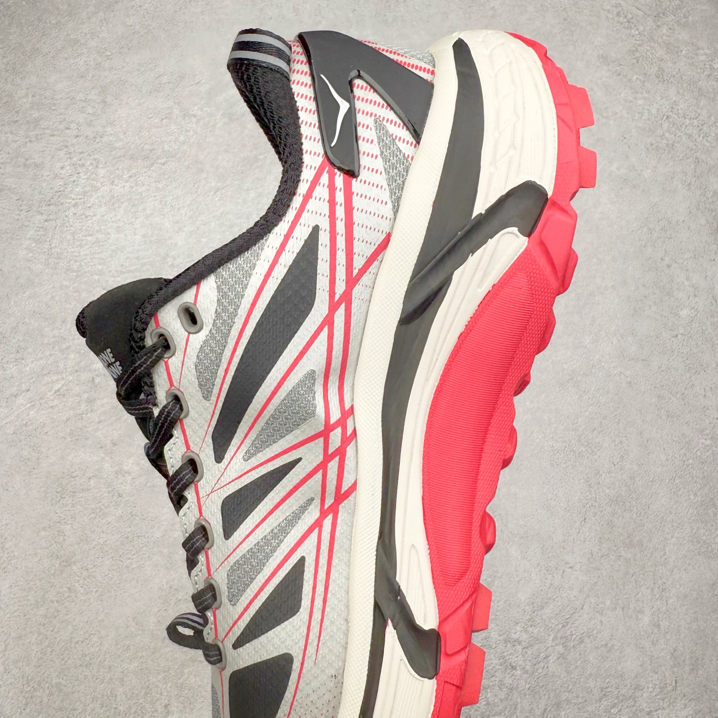 图片[7]-HOKA ONE ONE Mafate Speed 2 Low 玛法特2代系列低帮轻量户外越野休闲运动慢跑鞋 HOKA ONE ONE 最近推出了一个胶囊系列 Origin Story 这个系列里的 Mafate Speed 2 可以说让我日思夜想有一阵子了 最近终于拔草 让我来分享一下这双也是上脚赞到爆的越野跑鞋吧 以阿尔卑斯山脉作为主题将亮黄色与蓝色调覆盖在这经典轮廓之上 配色的呈现效果相当亮眼 以至于很多人买这个配色是用来日常搭配的 鞋面采用超轻的无缝架构 轻薄的TPU贴在透气的鞋面材料上 减轻重量同时也保证了支撑性 鞋底则采用滚动平衡技术 引导跑者回归自然步态 祖传的神奇EVA材质中底依旧是一如既往地表现优秀 能提供充足的缓震 作为HOKA家的越野跑鞋 VIBRAM 橡胶大底也是必不可少的 即便在复杂湿滑的地形 依旧能有良好的抓地力及稳定性 鞋带采用了弹性不易松脱的扁宽弹性鞋带 前掌与中掌部分也进行了加宽 也更加适合亚洲人的脚型 是一款十分全面且足够强悍的户外硬核越野鞋 而这双极其亮眼的越野跑鞋恰好又是在江山一百中参赛的UTMB冠军 Ludovic POMMERET 夺冠时穿着的战靴 这就让它变得更加有吸引力了 用来日常搭配的话短裤是基本不挑 长裤我个人推荐阔腿裤 工装裤以及各种长筒牛仔裤都可以 尺码：36 36.5 37.5 38 38.5 39 40 40.5 41 42 42.5 43 44 44.5 45-选品中心