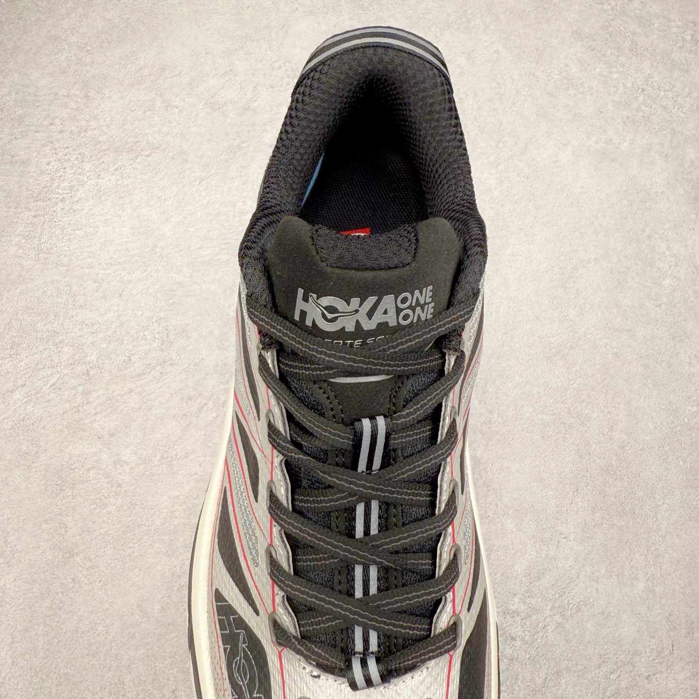 图片[5]-HOKA ONE ONE Mafate Speed 2 Low 玛法特2代系列低帮轻量户外越野休闲运动慢跑鞋 HOKA ONE ONE 最近推出了一个胶囊系列 Origin Story 这个系列里的 Mafate Speed 2 可以说让我日思夜想有一阵子了 最近终于拔草 让我来分享一下这双也是上脚赞到爆的越野跑鞋吧 以阿尔卑斯山脉作为主题将亮黄色与蓝色调覆盖在这经典轮廓之上 配色的呈现效果相当亮眼 以至于很多人买这个配色是用来日常搭配的 鞋面采用超轻的无缝架构 轻薄的TPU贴在透气的鞋面材料上 减轻重量同时也保证了支撑性 鞋底则采用滚动平衡技术 引导跑者回归自然步态 祖传的神奇EVA材质中底依旧是一如既往地表现优秀 能提供充足的缓震 作为HOKA家的越野跑鞋 VIBRAM 橡胶大底也是必不可少的 即便在复杂湿滑的地形 依旧能有良好的抓地力及稳定性 鞋带采用了弹性不易松脱的扁宽弹性鞋带 前掌与中掌部分也进行了加宽 也更加适合亚洲人的脚型 是一款十分全面且足够强悍的户外硬核越野鞋 而这双极其亮眼的越野跑鞋恰好又是在江山一百中参赛的UTMB冠军 Ludovic POMMERET 夺冠时穿着的战靴 这就让它变得更加有吸引力了 用来日常搭配的话短裤是基本不挑 长裤我个人推荐阔腿裤 工装裤以及各种长筒牛仔裤都可以 尺码：36 36.5 37.5 38 38.5 39 40 40.5 41 42 42.5 43 44 44.5 45-选品中心