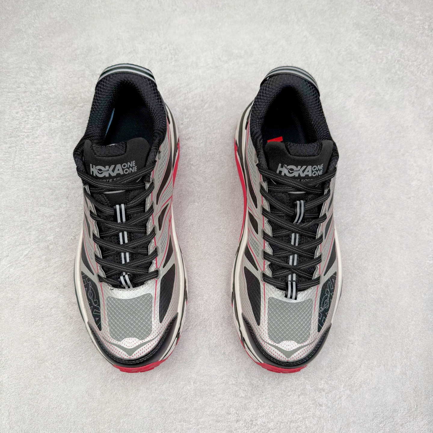 图片[2]-HOKA ONE ONE Mafate Speed 2 Low 玛法特2代系列低帮轻量户外越野休闲运动慢跑鞋 HOKA ONE ONE 最近推出了一个胶囊系列 Origin Story 这个系列里的 Mafate Speed 2 可以说让我日思夜想有一阵子了 最近终于拔草 让我来分享一下这双也是上脚赞到爆的越野跑鞋吧 以阿尔卑斯山脉作为主题将亮黄色与蓝色调覆盖在这经典轮廓之上 配色的呈现效果相当亮眼 以至于很多人买这个配色是用来日常搭配的 鞋面采用超轻的无缝架构 轻薄的TPU贴在透气的鞋面材料上 减轻重量同时也保证了支撑性 鞋底则采用滚动平衡技术 引导跑者回归自然步态 祖传的神奇EVA材质中底依旧是一如既往地表现优秀 能提供充足的缓震 作为HOKA家的越野跑鞋 VIBRAM 橡胶大底也是必不可少的 即便在复杂湿滑的地形 依旧能有良好的抓地力及稳定性 鞋带采用了弹性不易松脱的扁宽弹性鞋带 前掌与中掌部分也进行了加宽 也更加适合亚洲人的脚型 是一款十分全面且足够强悍的户外硬核越野鞋 而这双极其亮眼的越野跑鞋恰好又是在江山一百中参赛的UTMB冠军 Ludovic POMMERET 夺冠时穿着的战靴 这就让它变得更加有吸引力了 用来日常搭配的话短裤是基本不挑 长裤我个人推荐阔腿裤 工装裤以及各种长筒牛仔裤都可以 尺码：36 36.5 37.5 38 38.5 39 40 40.5 41 42 42.5 43 44 44.5 45-选品中心