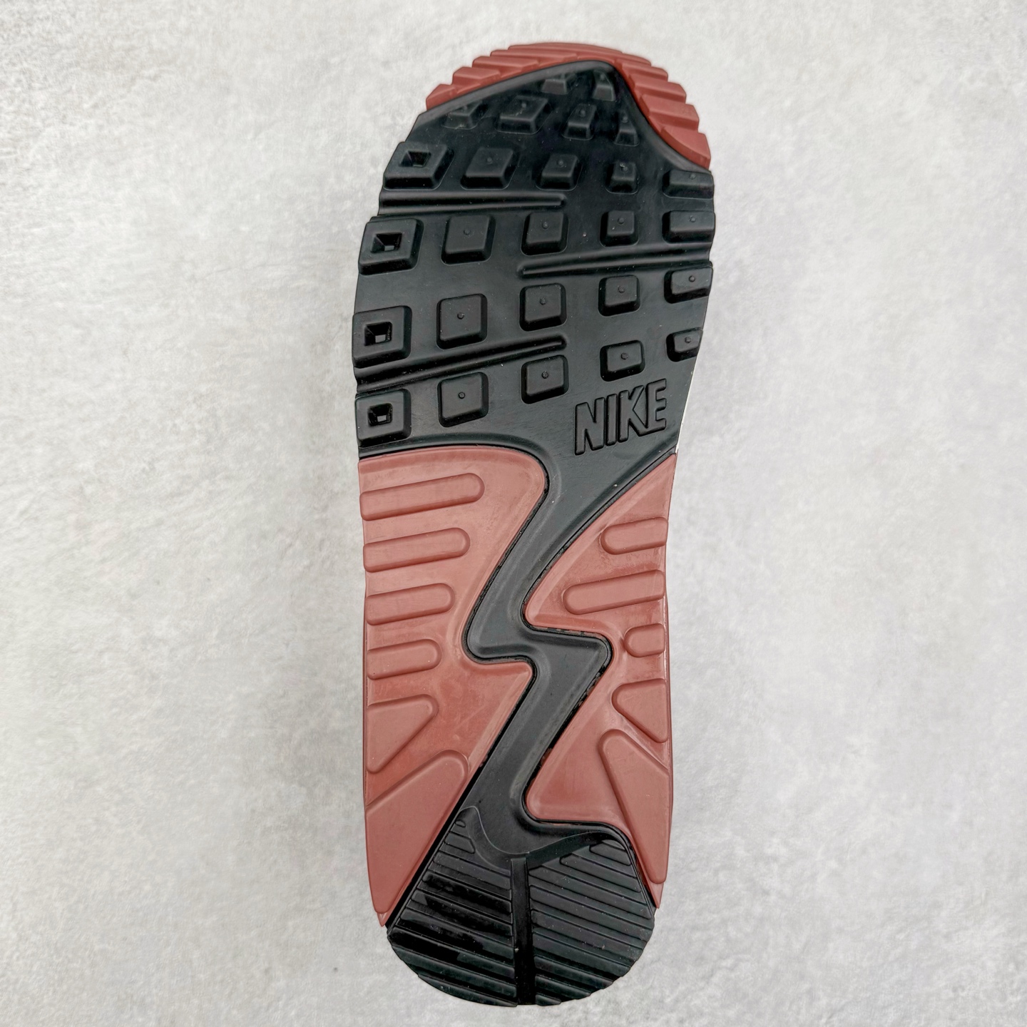 图片[9]-＃MX版 NK Air MAX 90 气垫复古减震跑步鞋 DM0029-300 经典重温 独家陆续补货 外单专供大厂出品 品质稳定 一百余色 终端操作 Air Max 90于1990年推出 来自Air Max系列 在Air Max 1的基础上改进而得 增加了气垫面积 外型上也更为流线 最特別的就是加入了菱纹塑胶嵌板 为Air Max 90增添了许多潮流气息 皮革鞋面 造就出色耐穿性和支撑力 Max Air缓震配置搭配泡棉中底 令Air Max 90轻盈而舒适 华夫格橡胶外底 铸就Air Max 90非凡的抓地力 而Air Max 90不仅是一双跑鞋 它成功跨越了时间的演进 成为了球鞋文化与潮流圈中最熟为人知的鞋款之一 尺码：36 36.5 37.5 38 38.5 39 40 40.5 41 42 42.5 43 44 44.5 45-选品中心