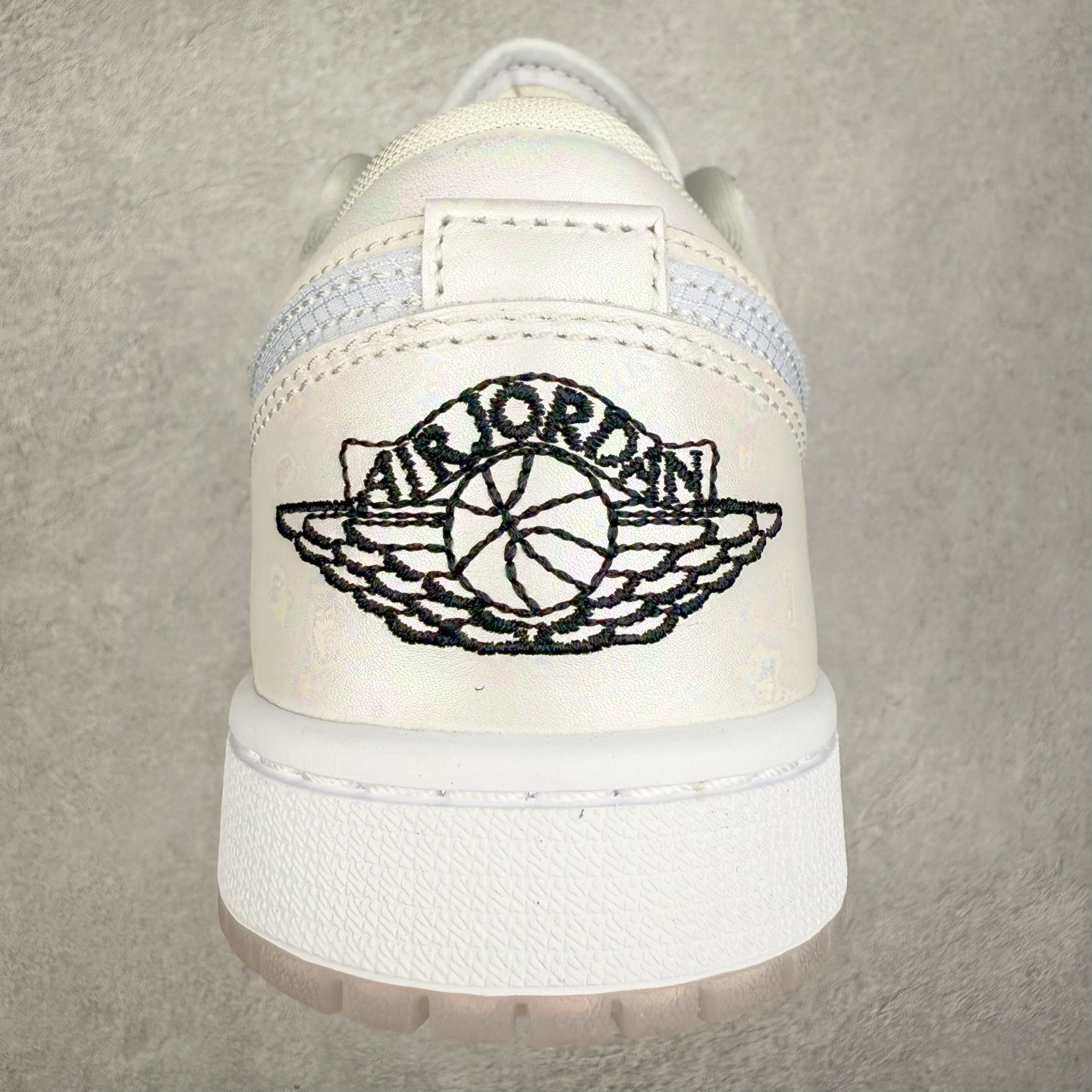 图片[8]-＃DT纯原 Air Jordan AJ1 Low 低帮 CNY 蛇年限定 HF4080-001 终端优势供应 市面中低帮最具代表性版本没有之一 口碑大厂出品 品控大底版型不断改良更新 全套原纸板楦头开发 确保原汁原味 完美呈现版型 完美零毛边处理 原厂内置全掌气垫 价格定位良心 平台专用代工流水线出品 一眼公司既视感 拿到手的一瞬间就与众不同 碾压市面所有版本 全部原鞋开发 每一个配色都会采购原鞋确认细节 打破市面看图做货无好货之说 尺码：35.5 36 36.5 37.5 38 38.5 39 40 40.5 41 42 42.5 43 44 44.5 45 46-选品中心