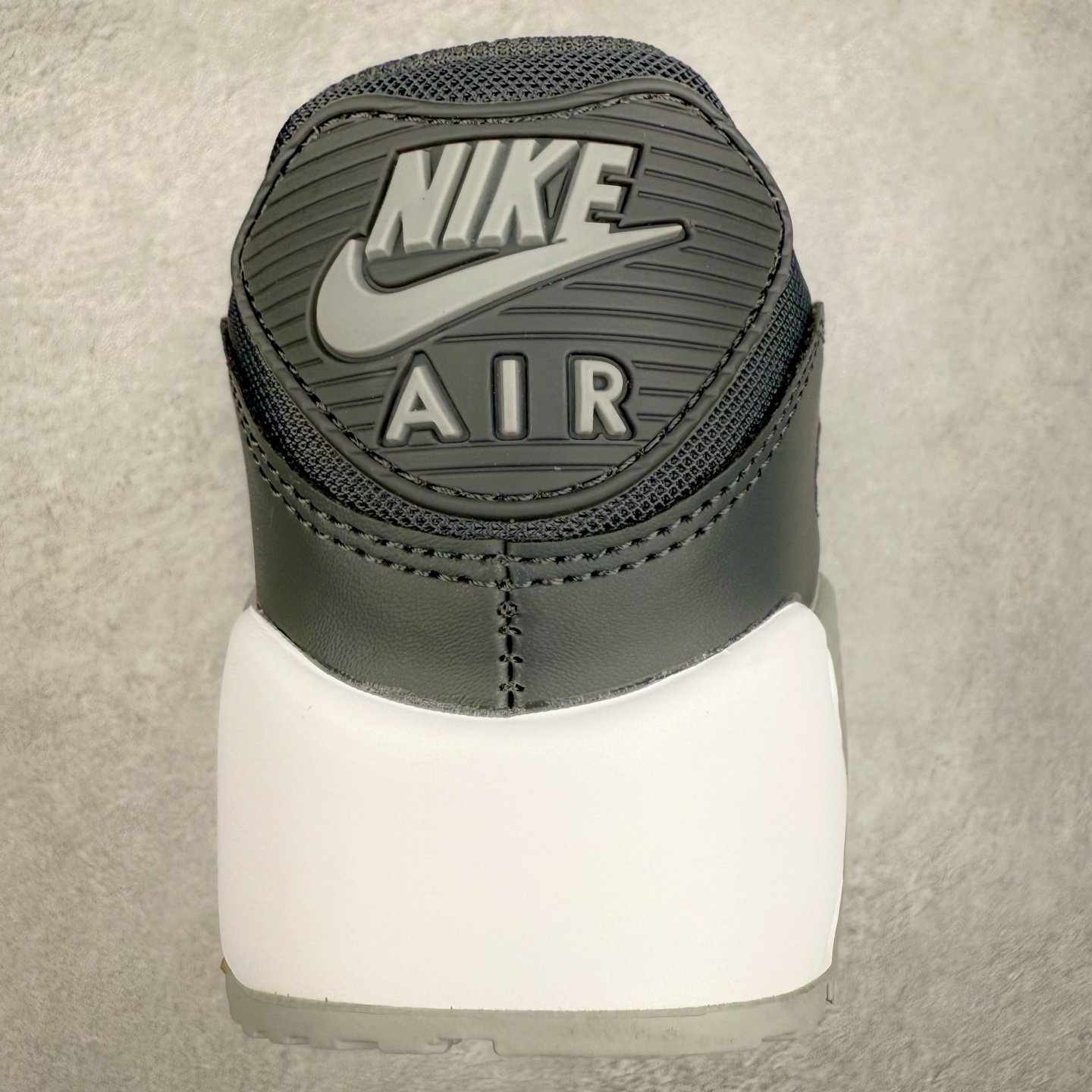 图片[8]-＃MX版 NK Air MAX 90 气垫复古减震跑步鞋 FN8005-001 经典重温 独家陆续补货 外单专供大厂出品 品质稳定 一百余色 终端操作 Air Max 90于1990年推出 来自Air Max系列 在Air Max 1的基础上改进而得 增加了气垫面积 外型上也更为流线 最特別的就是加入了菱纹塑胶嵌板 为Air Max 90增添了许多潮流气息 皮革鞋面 造就出色耐穿性和支撑力 Max Air缓震配置搭配泡棉中底 令Air Max 90轻盈而舒适 华夫格橡胶外底 铸就Air Max 90非凡的抓地力 而Air Max 90不仅是一双跑鞋 它成功跨越了时间的演进 成为了球鞋文化与潮流圈中最熟为人知的鞋款之一 尺码：36 36.5 37.5 38 38.5 39 40 40.5 41 42 42.5 43 44 44.5 45-选品中心