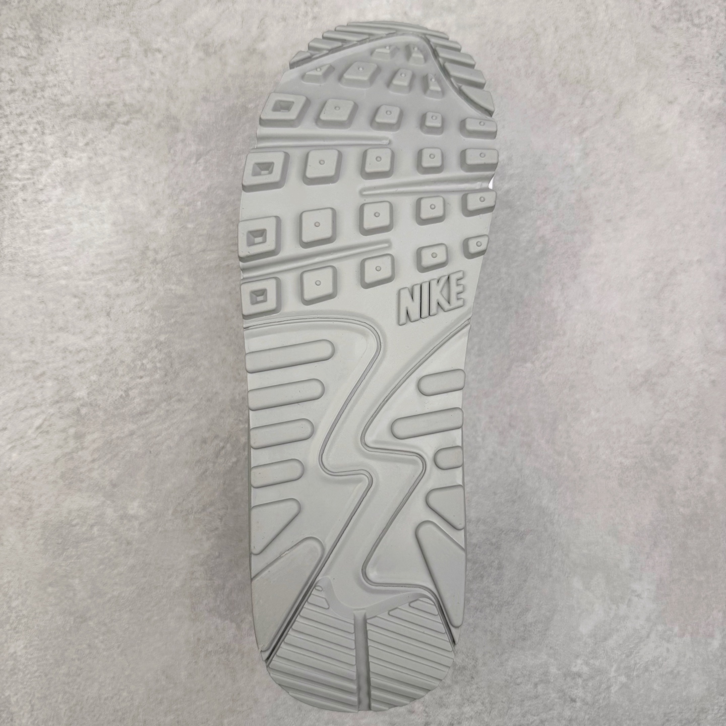 图片[9]-＃MX版 NK Air MAX 90 气垫复古减震跑步鞋 FN8005-001 经典重温 独家陆续补货 外单专供大厂出品 品质稳定 一百余色 终端操作 Air Max 90于1990年推出 来自Air Max系列 在Air Max 1的基础上改进而得 增加了气垫面积 外型上也更为流线 最特別的就是加入了菱纹塑胶嵌板 为Air Max 90增添了许多潮流气息 皮革鞋面 造就出色耐穿性和支撑力 Max Air缓震配置搭配泡棉中底 令Air Max 90轻盈而舒适 华夫格橡胶外底 铸就Air Max 90非凡的抓地力 而Air Max 90不仅是一双跑鞋 它成功跨越了时间的演进 成为了球鞋文化与潮流圈中最熟为人知的鞋款之一 尺码：36 36.5 37.5 38 38.5 39 40 40.5 41 42 42.5 43 44 44.5 45-选品中心