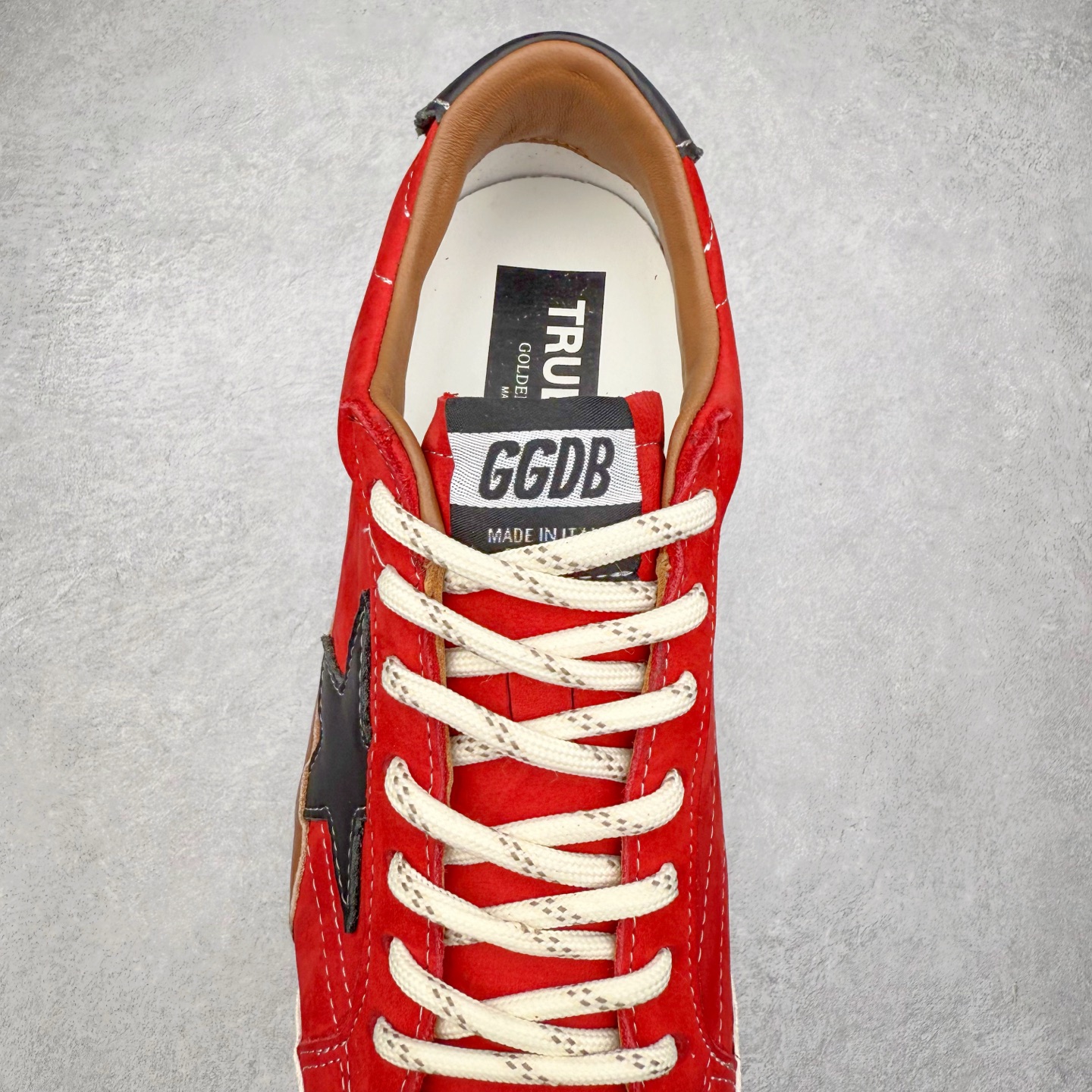 图片[5]-Golden Goose True Star 25s最新款 易烊千玺 萱美 王一博 朱亚文同款小红书爆款运动鞋 采用进口牛皮羊皮内里 舒适感爆满 Golden Goose True Star「为叛逆而生」的鞋履，其价值不仅在于材质与工艺，更在于对主流审美规则的颠覆。它适合那些追求「非标准化时尚」、愿意为独特性支付溢价的消费者，尤其在潮流易逝的当下，其手工做旧设计反而赋予产品「反潮流」的永恒感。然而，对于务实型消费者而言，高昂的价格、小众的风格以及相对复杂的护理需求（如避免接触尖锐物体）可能使其性价比大打折扣。若将其视为「可穿戴的艺术品」，True Star 无疑是成功的；若以传统鞋履标准衡量，它则更像是一场关于时尚哲学的实验。#记录吧就现在 #goldengoose #易烊千玺 #ggdb #宝藏男孩易烊千玺 #鞋控の日常 #潮流薯 #复古穿搭 尺码：35 36 37 38 39 40 41 42 43 44 45-选品中心