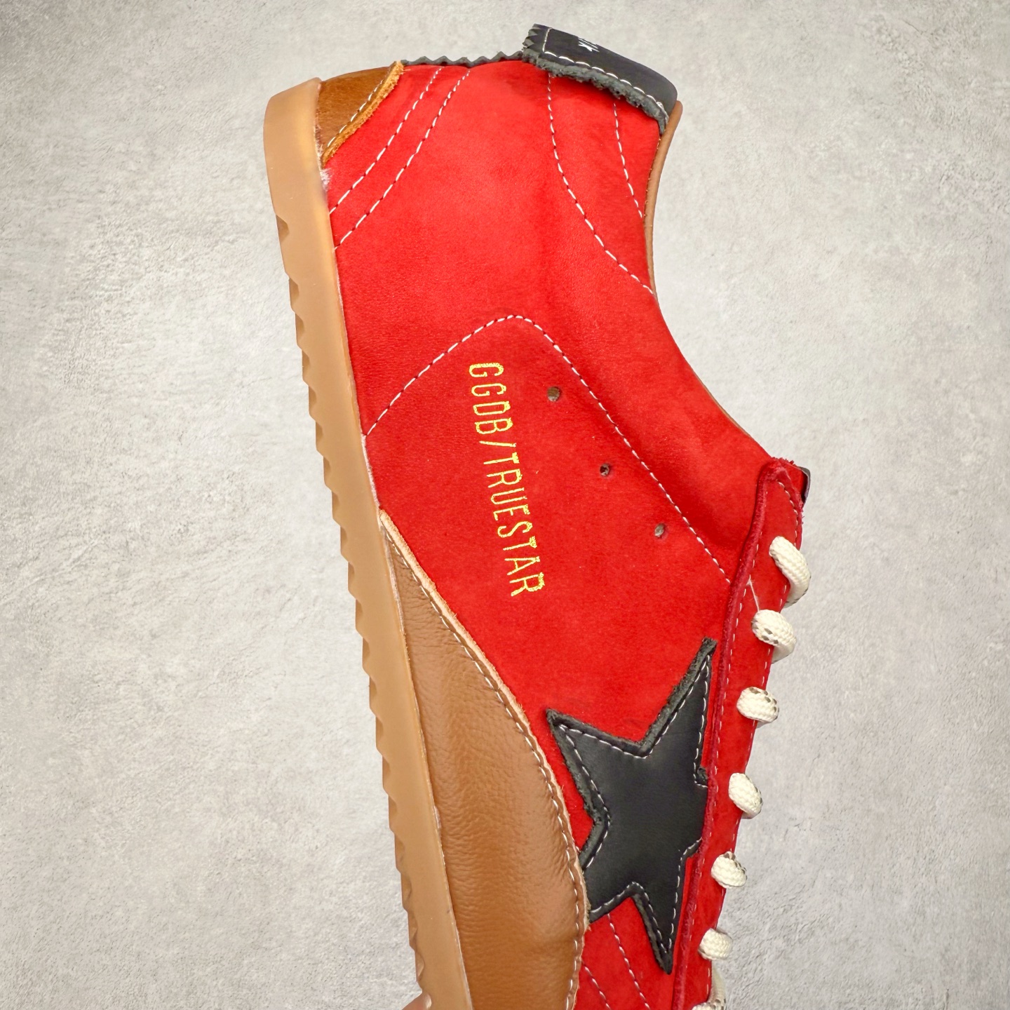 图片[6]-Golden Goose True Star 25s最新款 易烊千玺 萱美 王一博 朱亚文同款小红书爆款运动鞋 采用进口牛皮羊皮内里 舒适感爆满 Golden Goose True Star「为叛逆而生」的鞋履，其价值不仅在于材质与工艺，更在于对主流审美规则的颠覆。它适合那些追求「非标准化时尚」、愿意为独特性支付溢价的消费者，尤其在潮流易逝的当下，其手工做旧设计反而赋予产品「反潮流」的永恒感。然而，对于务实型消费者而言，高昂的价格、小众的风格以及相对复杂的护理需求（如避免接触尖锐物体）可能使其性价比大打折扣。若将其视为「可穿戴的艺术品」，True Star 无疑是成功的；若以传统鞋履标准衡量，它则更像是一场关于时尚哲学的实验。#记录吧就现在 #goldengoose #易烊千玺 #ggdb #宝藏男孩易烊千玺 #鞋控の日常 #潮流薯 #复古穿搭 尺码：35 36 37 38 39 40 41 42 43 44 45-选品中心