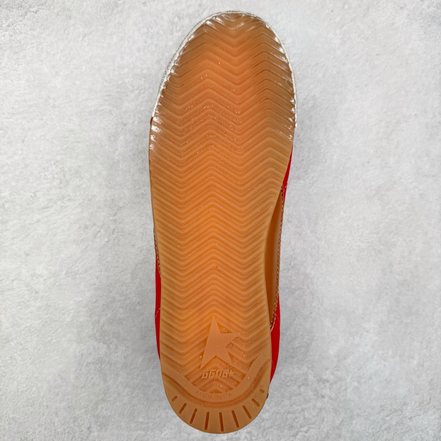 图片[9]-Golden Goose True Star 25s最新款 易烊千玺 萱美 王一博 朱亚文同款小红书爆款运动鞋 采用进口牛皮羊皮内里 舒适感爆满 Golden Goose True Star「为叛逆而生」的鞋履，其价值不仅在于材质与工艺，更在于对主流审美规则的颠覆。它适合那些追求「非标准化时尚」、愿意为独特性支付溢价的消费者，尤其在潮流易逝的当下，其手工做旧设计反而赋予产品「反潮流」的永恒感。然而，对于务实型消费者而言，高昂的价格、小众的风格以及相对复杂的护理需求（如避免接触尖锐物体）可能使其性价比大打折扣。若将其视为「可穿戴的艺术品」，True Star 无疑是成功的；若以传统鞋履标准衡量，它则更像是一场关于时尚哲学的实验。#记录吧就现在 #goldengoose #易烊千玺 #ggdb #宝藏男孩易烊千玺 #鞋控の日常 #潮流薯 #复古穿搭 尺码：35 36 37 38 39 40 41 42 43 44 45-选品中心