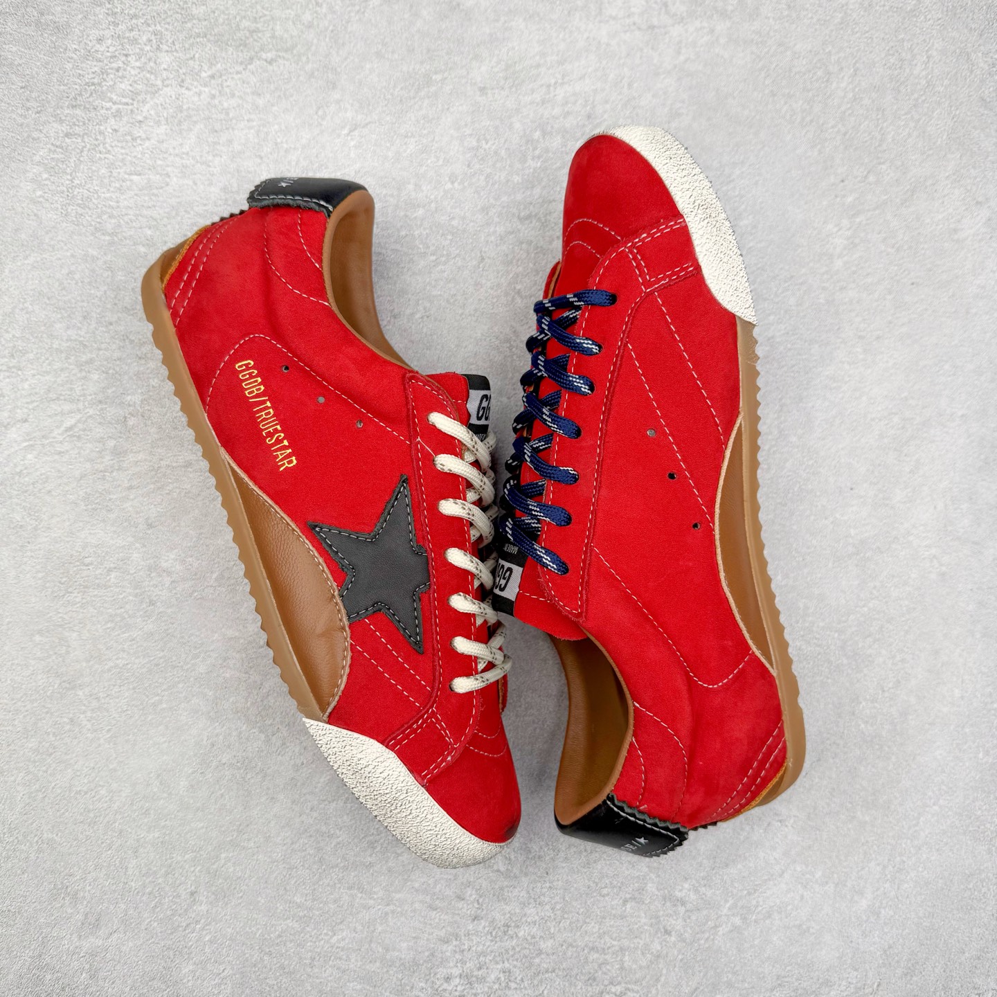 图片[3]-Golden Goose True Star 25s最新款 易烊千玺 萱美 王一博 朱亚文同款小红书爆款运动鞋 采用进口牛皮羊皮内里 舒适感爆满 Golden Goose True Star「为叛逆而生」的鞋履，其价值不仅在于材质与工艺，更在于对主流审美规则的颠覆。它适合那些追求「非标准化时尚」、愿意为独特性支付溢价的消费者，尤其在潮流易逝的当下，其手工做旧设计反而赋予产品「反潮流」的永恒感。然而，对于务实型消费者而言，高昂的价格、小众的风格以及相对复杂的护理需求（如避免接触尖锐物体）可能使其性价比大打折扣。若将其视为「可穿戴的艺术品」，True Star 无疑是成功的；若以传统鞋履标准衡量，它则更像是一场关于时尚哲学的实验。#记录吧就现在 #goldengoose #易烊千玺 #ggdb #宝藏男孩易烊千玺 #鞋控の日常 #潮流薯 #复古穿搭 尺码：35 36 37 38 39 40 41 42 43 44 45-选品中心