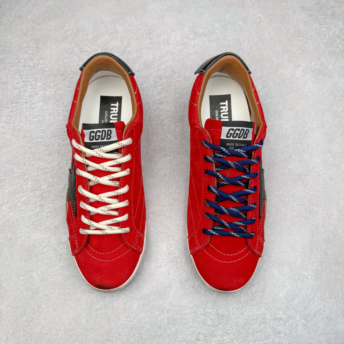 图片[2]-Golden Goose True Star 25s最新款 易烊千玺 萱美 王一博 朱亚文同款小红书爆款运动鞋 采用进口牛皮羊皮内里 舒适感爆满 Golden Goose True Star「为叛逆而生」的鞋履，其价值不仅在于材质与工艺，更在于对主流审美规则的颠覆。它适合那些追求「非标准化时尚」、愿意为独特性支付溢价的消费者，尤其在潮流易逝的当下，其手工做旧设计反而赋予产品「反潮流」的永恒感。然而，对于务实型消费者而言，高昂的价格、小众的风格以及相对复杂的护理需求（如避免接触尖锐物体）可能使其性价比大打折扣。若将其视为「可穿戴的艺术品」，True Star 无疑是成功的；若以传统鞋履标准衡量，它则更像是一场关于时尚哲学的实验。#记录吧就现在 #goldengoose #易烊千玺 #ggdb #宝藏男孩易烊千玺 #鞋控の日常 #潮流薯 #复古穿搭 尺码：35 36 37 38 39 40 41 42 43 44 45-选品中心