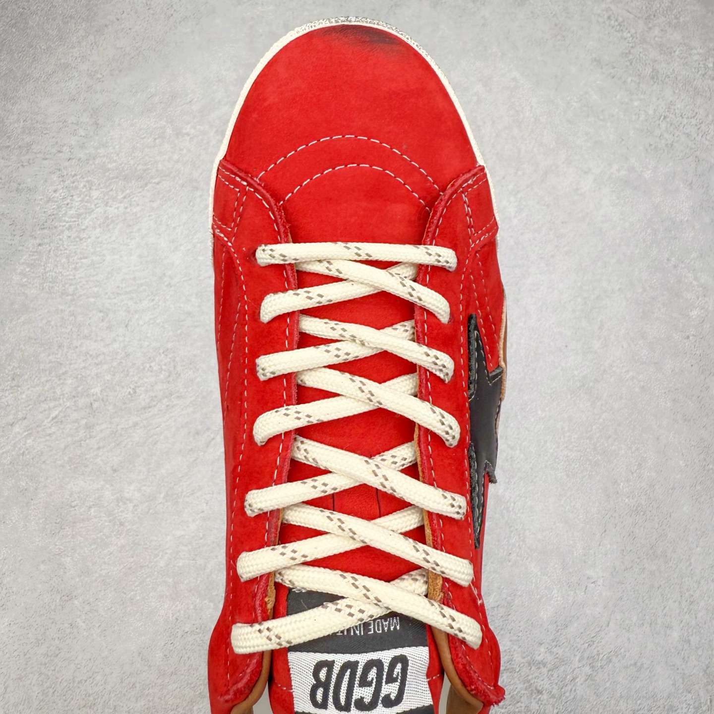 图片[4]-Golden Goose True Star 25s最新款 易烊千玺 萱美 王一博 朱亚文同款小红书爆款运动鞋 采用进口牛皮羊皮内里 舒适感爆满 Golden Goose True Star「为叛逆而生」的鞋履，其价值不仅在于材质与工艺，更在于对主流审美规则的颠覆。它适合那些追求「非标准化时尚」、愿意为独特性支付溢价的消费者，尤其在潮流易逝的当下，其手工做旧设计反而赋予产品「反潮流」的永恒感。然而，对于务实型消费者而言，高昂的价格、小众的风格以及相对复杂的护理需求（如避免接触尖锐物体）可能使其性价比大打折扣。若将其视为「可穿戴的艺术品」，True Star 无疑是成功的；若以传统鞋履标准衡量，它则更像是一场关于时尚哲学的实验。#记录吧就现在 #goldengoose #易烊千玺 #ggdb #宝藏男孩易烊千玺 #鞋控の日常 #潮流薯 #复古穿搭 尺码：35 36 37 38 39 40 41 42 43 44 45-选品中心