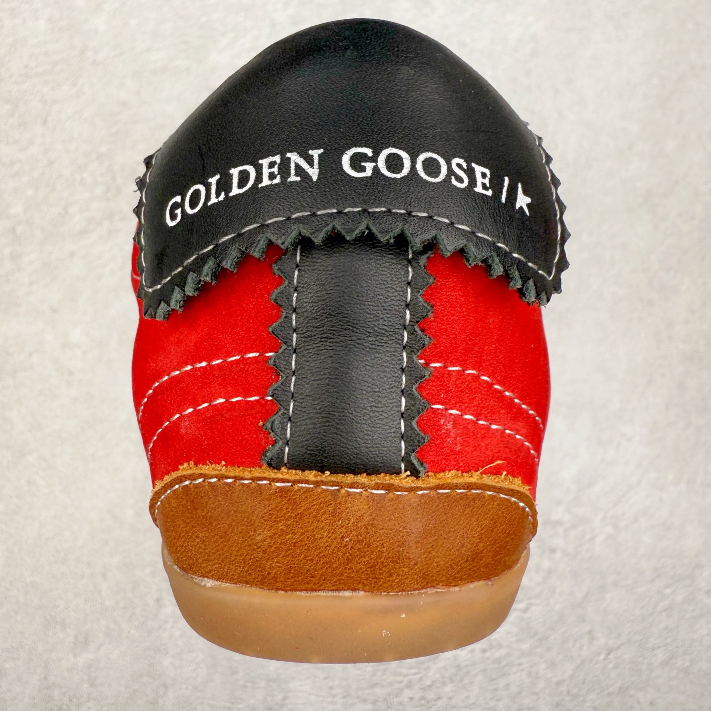 图片[8]-Golden Goose True Star 25s最新款 易烊千玺 萱美 王一博 朱亚文同款小红书爆款运动鞋 采用进口牛皮羊皮内里 舒适感爆满 Golden Goose True Star「为叛逆而生」的鞋履，其价值不仅在于材质与工艺，更在于对主流审美规则的颠覆。它适合那些追求「非标准化时尚」、愿意为独特性支付溢价的消费者，尤其在潮流易逝的当下，其手工做旧设计反而赋予产品「反潮流」的永恒感。然而，对于务实型消费者而言，高昂的价格、小众的风格以及相对复杂的护理需求（如避免接触尖锐物体）可能使其性价比大打折扣。若将其视为「可穿戴的艺术品」，True Star 无疑是成功的；若以传统鞋履标准衡量，它则更像是一场关于时尚哲学的实验。#记录吧就现在 #goldengoose #易烊千玺 #ggdb #宝藏男孩易烊千玺 #鞋控の日常 #潮流薯 #复古穿搭 尺码：35 36 37 38 39 40 41 42 43 44 45-选品中心