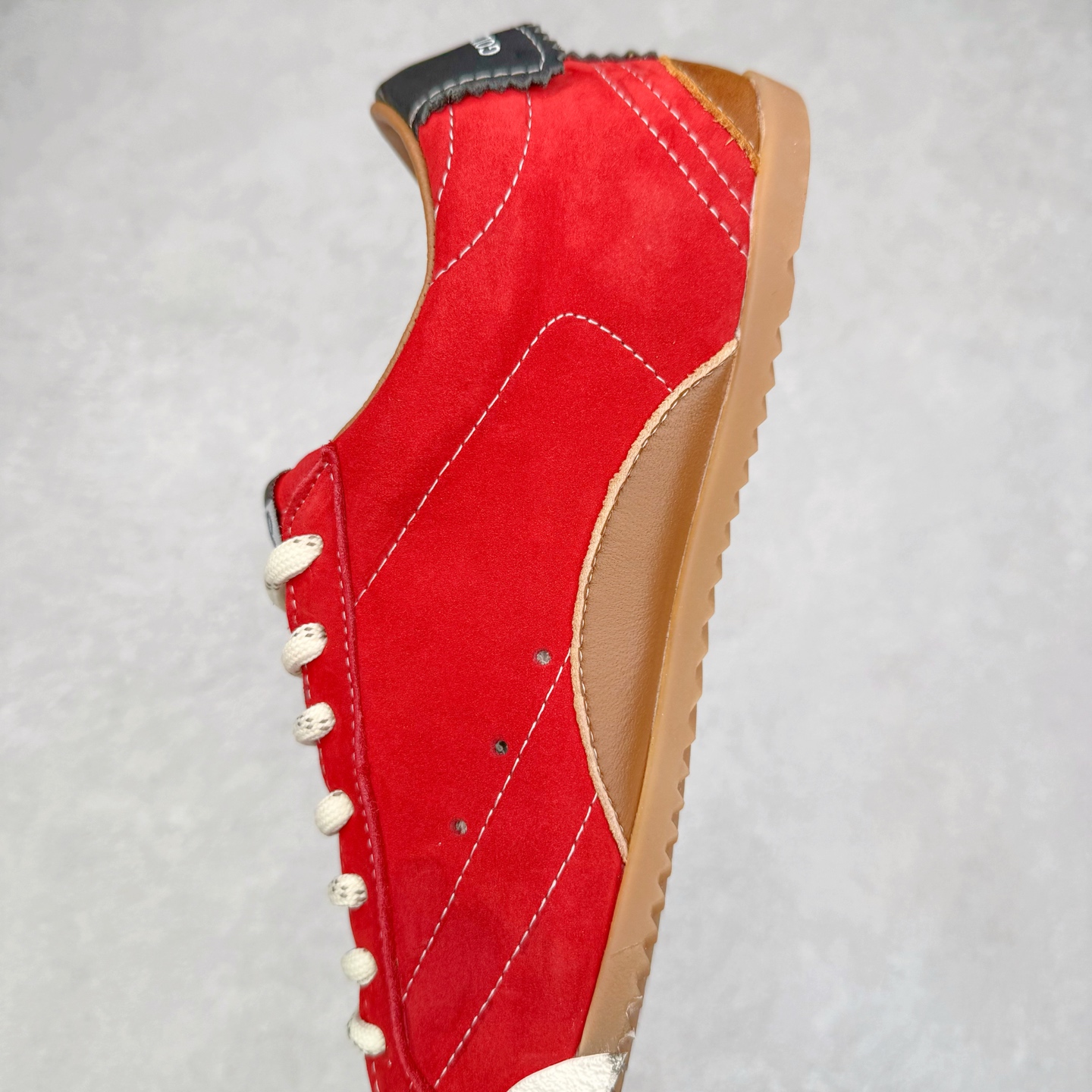 图片[7]-Golden Goose True Star 25s最新款 易烊千玺 萱美 王一博 朱亚文同款小红书爆款运动鞋 采用进口牛皮羊皮内里 舒适感爆满 Golden Goose True Star「为叛逆而生」的鞋履，其价值不仅在于材质与工艺，更在于对主流审美规则的颠覆。它适合那些追求「非标准化时尚」、愿意为独特性支付溢价的消费者，尤其在潮流易逝的当下，其手工做旧设计反而赋予产品「反潮流」的永恒感。然而，对于务实型消费者而言，高昂的价格、小众的风格以及相对复杂的护理需求（如避免接触尖锐物体）可能使其性价比大打折扣。若将其视为「可穿戴的艺术品」，True Star 无疑是成功的；若以传统鞋履标准衡量，它则更像是一场关于时尚哲学的实验。#记录吧就现在 #goldengoose #易烊千玺 #ggdb #宝藏男孩易烊千玺 #鞋控の日常 #潮流薯 #复古穿搭 尺码：35 36 37 38 39 40 41 42 43 44 45-选品中心