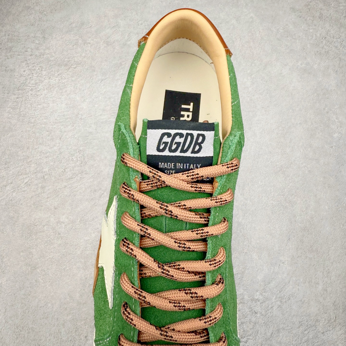 图片[5]-Golden Goose True Star 25s最新款 易烊千玺 萱美 王一博 朱亚文同款小红书爆款运动鞋 采用进口牛皮羊皮内里 舒适感爆满 Golden Goose True Star「为叛逆而生」的鞋履，其价值不仅在于材质与工艺，更在于对主流审美规则的颠覆。它适合那些追求「非标准化时尚」、愿意为独特性支付溢价的消费者，尤其在潮流易逝的当下，其手工做旧设计反而赋予产品「反潮流」的永恒感。然而，对于务实型消费者而言，高昂的价格、小众的风格以及相对复杂的护理需求（如避免接触尖锐物体）可能使其性价比大打折扣。若将其视为「可穿戴的艺术品」，True Star 无疑是成功的；若以传统鞋履标准衡量，它则更像是一场关于时尚哲学的实验。#记录吧就现在 #goldengoose #易烊千玺 #ggdb #宝藏男孩易烊千玺 #鞋控の日常 #潮流薯 #复古穿搭 尺码：35 36 37 38 39 40 41 42 43 44 45-选品中心