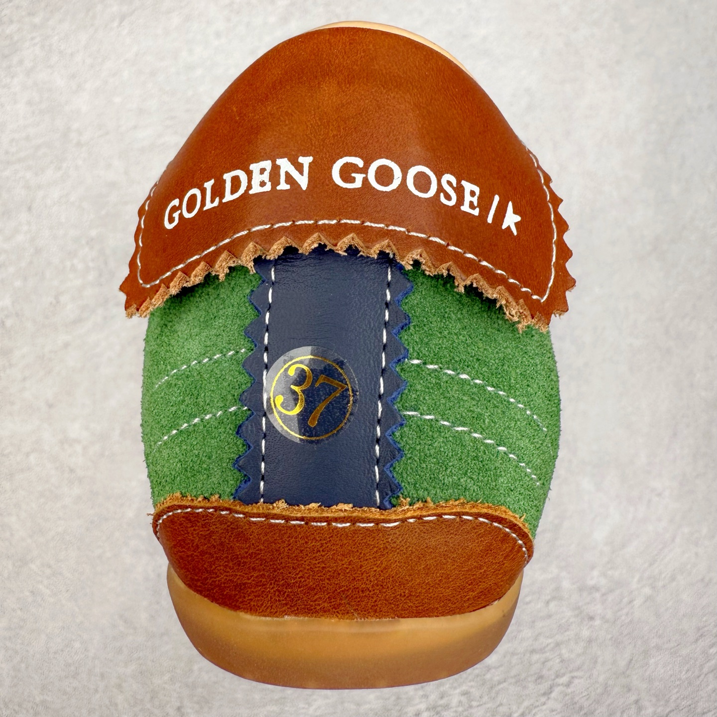 图片[8]-Golden Goose True Star 25s最新款 易烊千玺 萱美 王一博 朱亚文同款小红书爆款运动鞋 采用进口牛皮羊皮内里 舒适感爆满 Golden Goose True Star「为叛逆而生」的鞋履，其价值不仅在于材质与工艺，更在于对主流审美规则的颠覆。它适合那些追求「非标准化时尚」、愿意为独特性支付溢价的消费者，尤其在潮流易逝的当下，其手工做旧设计反而赋予产品「反潮流」的永恒感。然而，对于务实型消费者而言，高昂的价格、小众的风格以及相对复杂的护理需求（如避免接触尖锐物体）可能使其性价比大打折扣。若将其视为「可穿戴的艺术品」，True Star 无疑是成功的；若以传统鞋履标准衡量，它则更像是一场关于时尚哲学的实验。#记录吧就现在 #goldengoose #易烊千玺 #ggdb #宝藏男孩易烊千玺 #鞋控の日常 #潮流薯 #复古穿搭 尺码：35 36 37 38 39 40 41 42 43 44 45-选品中心