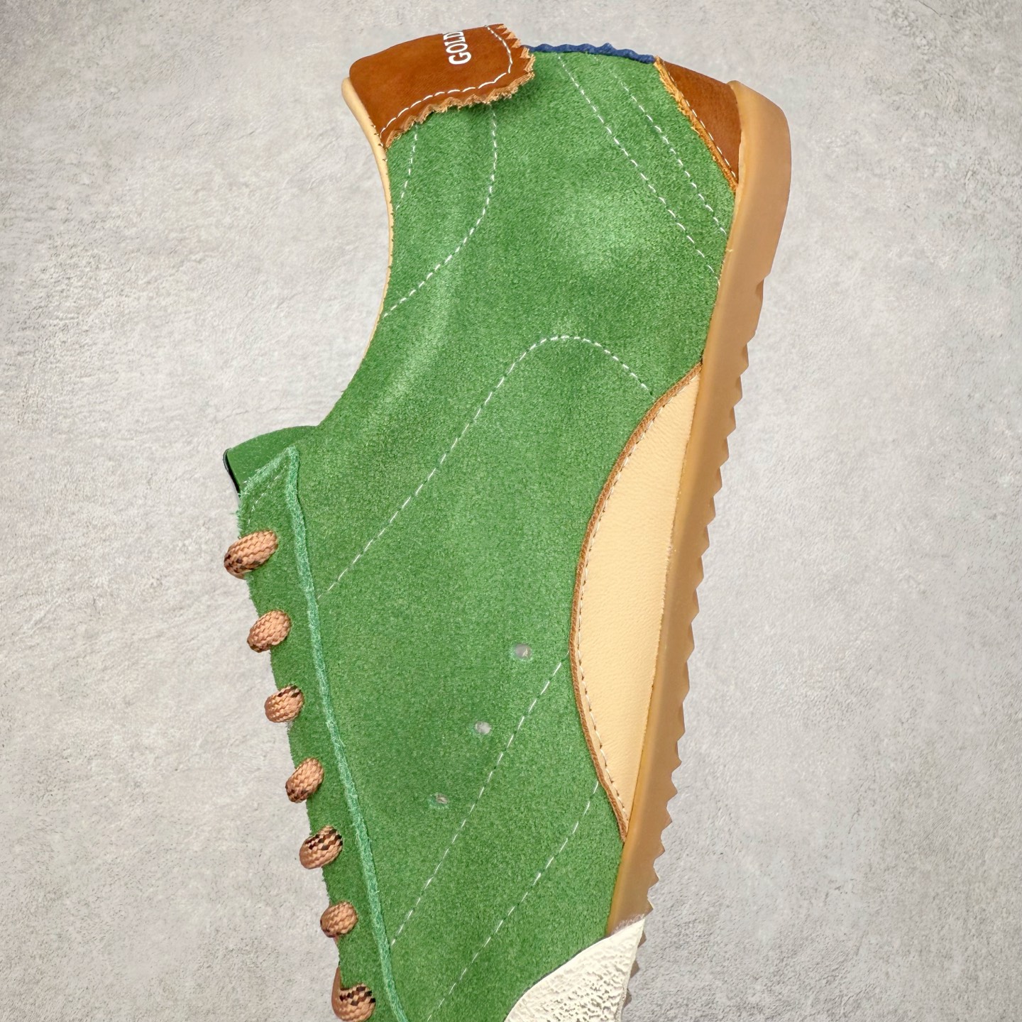 图片[7]-Golden Goose True Star 25s最新款 易烊千玺 萱美 王一博 朱亚文同款小红书爆款运动鞋 采用进口牛皮羊皮内里 舒适感爆满 Golden Goose True Star「为叛逆而生」的鞋履，其价值不仅在于材质与工艺，更在于对主流审美规则的颠覆。它适合那些追求「非标准化时尚」、愿意为独特性支付溢价的消费者，尤其在潮流易逝的当下，其手工做旧设计反而赋予产品「反潮流」的永恒感。然而，对于务实型消费者而言，高昂的价格、小众的风格以及相对复杂的护理需求（如避免接触尖锐物体）可能使其性价比大打折扣。若将其视为「可穿戴的艺术品」，True Star 无疑是成功的；若以传统鞋履标准衡量，它则更像是一场关于时尚哲学的实验。#记录吧就现在 #goldengoose #易烊千玺 #ggdb #宝藏男孩易烊千玺 #鞋控の日常 #潮流薯 #复古穿搭 尺码：35 36 37 38 39 40 41 42 43 44 45-选品中心