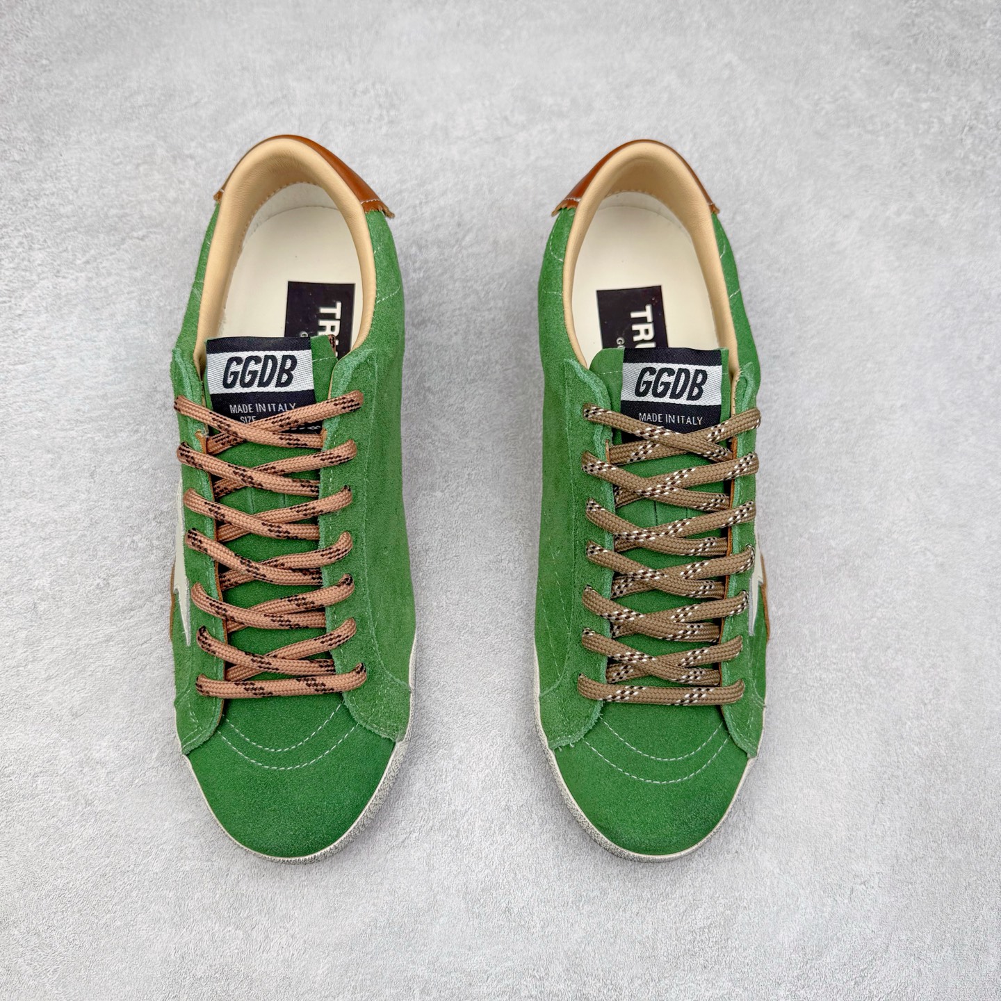 图片[2]-Golden Goose True Star 25s最新款 易烊千玺 萱美 王一博 朱亚文同款小红书爆款运动鞋 采用进口牛皮羊皮内里 舒适感爆满 Golden Goose True Star「为叛逆而生」的鞋履，其价值不仅在于材质与工艺，更在于对主流审美规则的颠覆。它适合那些追求「非标准化时尚」、愿意为独特性支付溢价的消费者，尤其在潮流易逝的当下，其手工做旧设计反而赋予产品「反潮流」的永恒感。然而，对于务实型消费者而言，高昂的价格、小众的风格以及相对复杂的护理需求（如避免接触尖锐物体）可能使其性价比大打折扣。若将其视为「可穿戴的艺术品」，True Star 无疑是成功的；若以传统鞋履标准衡量，它则更像是一场关于时尚哲学的实验。#记录吧就现在 #goldengoose #易烊千玺 #ggdb #宝藏男孩易烊千玺 #鞋控の日常 #潮流薯 #复古穿搭 尺码：35 36 37 38 39 40 41 42 43 44 45-选品中心