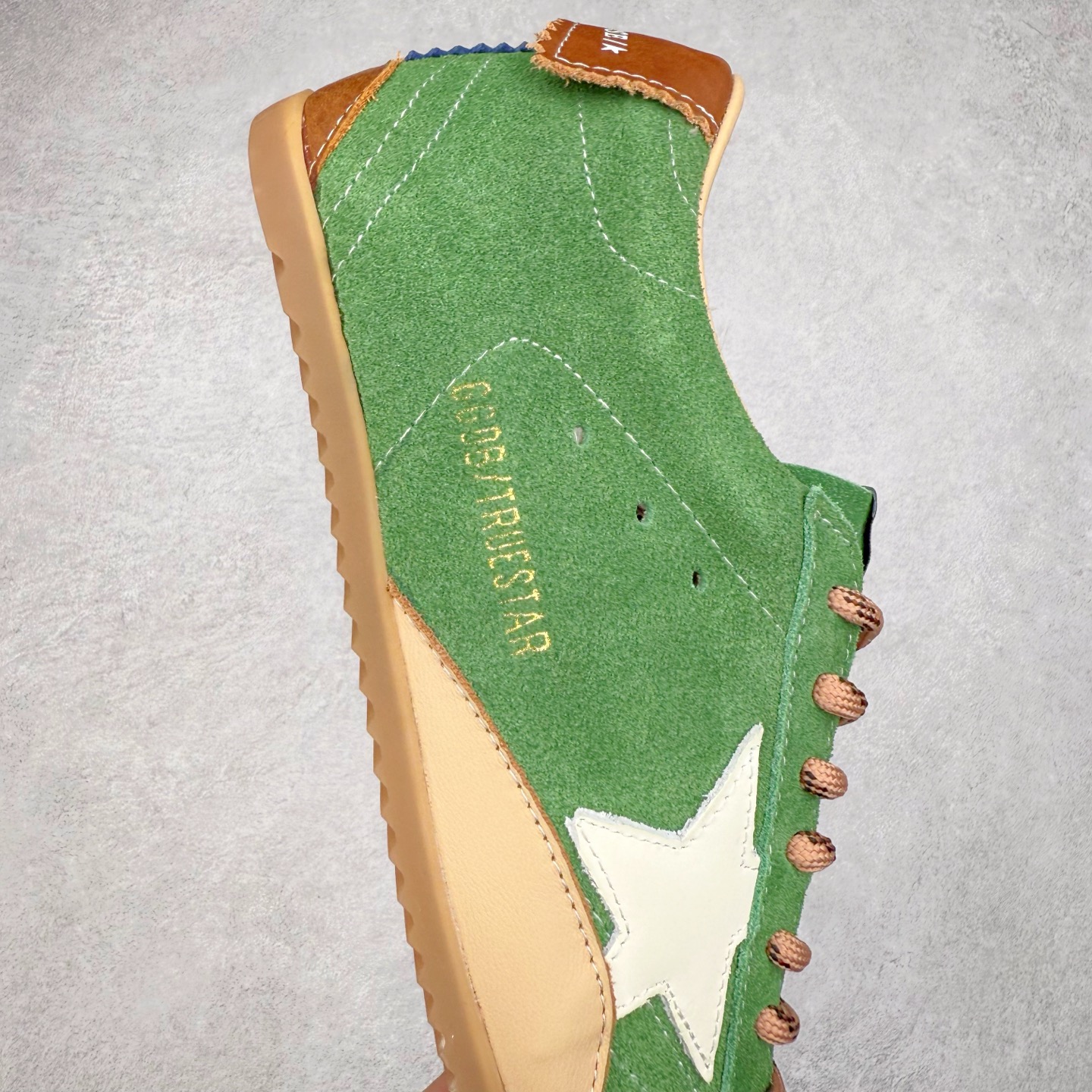 图片[6]-Golden Goose True Star 25s最新款 易烊千玺 萱美 王一博 朱亚文同款小红书爆款运动鞋 采用进口牛皮羊皮内里 舒适感爆满 Golden Goose True Star「为叛逆而生」的鞋履，其价值不仅在于材质与工艺，更在于对主流审美规则的颠覆。它适合那些追求「非标准化时尚」、愿意为独特性支付溢价的消费者，尤其在潮流易逝的当下，其手工做旧设计反而赋予产品「反潮流」的永恒感。然而，对于务实型消费者而言，高昂的价格、小众的风格以及相对复杂的护理需求（如避免接触尖锐物体）可能使其性价比大打折扣。若将其视为「可穿戴的艺术品」，True Star 无疑是成功的；若以传统鞋履标准衡量，它则更像是一场关于时尚哲学的实验。#记录吧就现在 #goldengoose #易烊千玺 #ggdb #宝藏男孩易烊千玺 #鞋控の日常 #潮流薯 #复古穿搭 尺码：35 36 37 38 39 40 41 42 43 44 45-选品中心