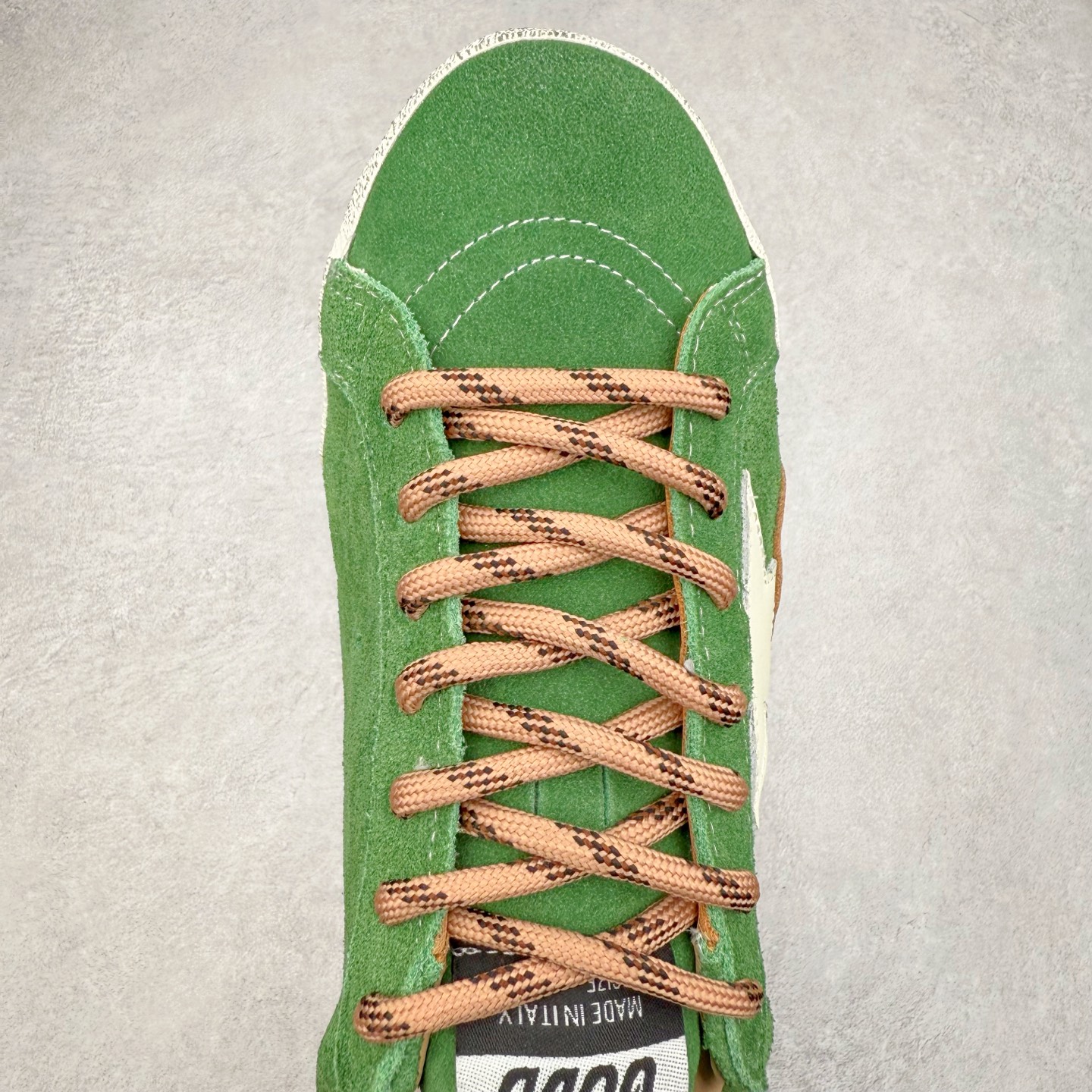 图片[4]-Golden Goose True Star 25s最新款 易烊千玺 萱美 王一博 朱亚文同款小红书爆款运动鞋 采用进口牛皮羊皮内里 舒适感爆满 Golden Goose True Star「为叛逆而生」的鞋履，其价值不仅在于材质与工艺，更在于对主流审美规则的颠覆。它适合那些追求「非标准化时尚」、愿意为独特性支付溢价的消费者，尤其在潮流易逝的当下，其手工做旧设计反而赋予产品「反潮流」的永恒感。然而，对于务实型消费者而言，高昂的价格、小众的风格以及相对复杂的护理需求（如避免接触尖锐物体）可能使其性价比大打折扣。若将其视为「可穿戴的艺术品」，True Star 无疑是成功的；若以传统鞋履标准衡量，它则更像是一场关于时尚哲学的实验。#记录吧就现在 #goldengoose #易烊千玺 #ggdb #宝藏男孩易烊千玺 #鞋控の日常 #潮流薯 #复古穿搭 尺码：35 36 37 38 39 40 41 42 43 44 45-选品中心