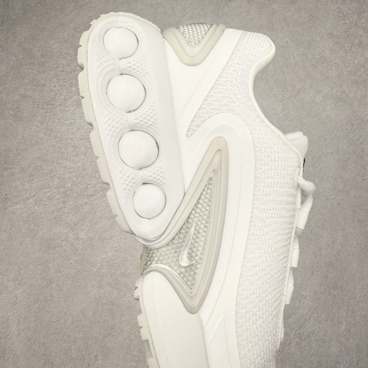 图片[6]-NK Air Max DN系列低帮豆荚型气垫百搭休闲运动慢跑鞋 FJ3145-400 Air Max 科技最初于 1986 年推出，是NK的首款气垫鞋款，这个缓震技术彻底改变了人们对运动鞋的认知。在 Nike 的众多缓震科技中也有着自己绝对的地位。除了技术层面的创新，Air Max 还具有深厚的文化内涵。它所代表的青年文化、前卫风格和反叛精神，使其成为了一种时尚和潮流的象征。为了纪念这个具有里程碑意义的技术，Nike 在每年的 3 月 26 日定为「Air Max Day」。近日，Nike 露出了一款全新的鞋型——Air Max DN。这款鞋不仅具有时尚的外观，还融合了许多经典的 Air Max 设计和元素，同时展现了一些新的创意。设计灵感源自经典 Air Max 97 和 Air Max Plus 的元素。鞋面的条纹设计和后跟的标志都在向这些经典鞋款致敬。最大亮点是 Air Max 气垫的造型，它以神似豆荚的造型呈现，分为四个分区圆形开窗，带来极高的辨识度。Air Max DN 采用了纯黑配色覆面，搭配白色虚线和紫色点缀，营造出一种低调而时尚的外观。鞋面采用织物材质打造，提供舒适的穿着体验。全新 Nike Air Max DN 除了图中的配色外，还将有荧光绿、白银、黑银、皇家蓝、酷灰、黑色等六款新配色登场。具体发售信息感兴趣的朋友可以持续关注。尺码：36 36.5 37.5 38 38.5 39 40 40.5 41 42 42.5 43 44 44.5 45-选品中心