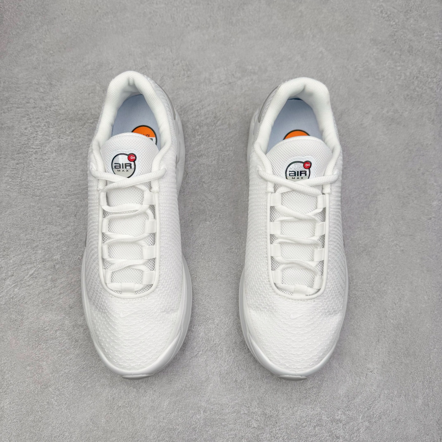 图片[2]-NK Air Max DN系列低帮豆荚型气垫百搭休闲运动慢跑鞋 FJ3145-400 Air Max 科技最初于 1986 年推出，是NK的首款气垫鞋款，这个缓震技术彻底改变了人们对运动鞋的认知。在 Nike 的众多缓震科技中也有着自己绝对的地位。除了技术层面的创新，Air Max 还具有深厚的文化内涵。它所代表的青年文化、前卫风格和反叛精神，使其成为了一种时尚和潮流的象征。为了纪念这个具有里程碑意义的技术，Nike 在每年的 3 月 26 日定为「Air Max Day」。近日，Nike 露出了一款全新的鞋型——Air Max DN。这款鞋不仅具有时尚的外观，还融合了许多经典的 Air Max 设计和元素，同时展现了一些新的创意。设计灵感源自经典 Air Max 97 和 Air Max Plus 的元素。鞋面的条纹设计和后跟的标志都在向这些经典鞋款致敬。最大亮点是 Air Max 气垫的造型，它以神似豆荚的造型呈现，分为四个分区圆形开窗，带来极高的辨识度。Air Max DN 采用了纯黑配色覆面，搭配白色虚线和紫色点缀，营造出一种低调而时尚的外观。鞋面采用织物材质打造，提供舒适的穿着体验。全新 Nike Air Max DN 除了图中的配色外，还将有荧光绿、白银、黑银、皇家蓝、酷灰、黑色等六款新配色登场。具体发售信息感兴趣的朋友可以持续关注。尺码：36 36.5 37.5 38 38.5 39 40 40.5 41 42 42.5 43 44 44.5 45-选品中心