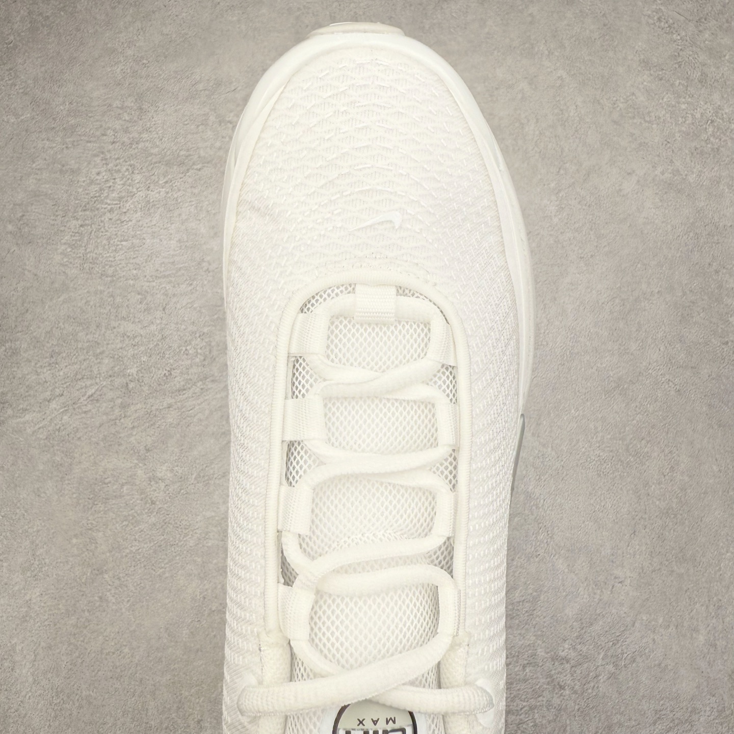 图片[4]-NK Air Max DN系列低帮豆荚型气垫百搭休闲运动慢跑鞋 FJ3145-400 Air Max 科技最初于 1986 年推出，是NK的首款气垫鞋款，这个缓震技术彻底改变了人们对运动鞋的认知。在 Nike 的众多缓震科技中也有着自己绝对的地位。除了技术层面的创新，Air Max 还具有深厚的文化内涵。它所代表的青年文化、前卫风格和反叛精神，使其成为了一种时尚和潮流的象征。为了纪念这个具有里程碑意义的技术，Nike 在每年的 3 月 26 日定为「Air Max Day」。近日，Nike 露出了一款全新的鞋型——Air Max DN。这款鞋不仅具有时尚的外观，还融合了许多经典的 Air Max 设计和元素，同时展现了一些新的创意。设计灵感源自经典 Air Max 97 和 Air Max Plus 的元素。鞋面的条纹设计和后跟的标志都在向这些经典鞋款致敬。最大亮点是 Air Max 气垫的造型，它以神似豆荚的造型呈现，分为四个分区圆形开窗，带来极高的辨识度。Air Max DN 采用了纯黑配色覆面，搭配白色虚线和紫色点缀，营造出一种低调而时尚的外观。鞋面采用织物材质打造，提供舒适的穿着体验。全新 Nike Air Max DN 除了图中的配色外，还将有荧光绿、白银、黑银、皇家蓝、酷灰、黑色等六款新配色登场。具体发售信息感兴趣的朋友可以持续关注。尺码：36 36.5 37.5 38 38.5 39 40 40.5 41 42 42.5 43 44 44.5 45-选品中心