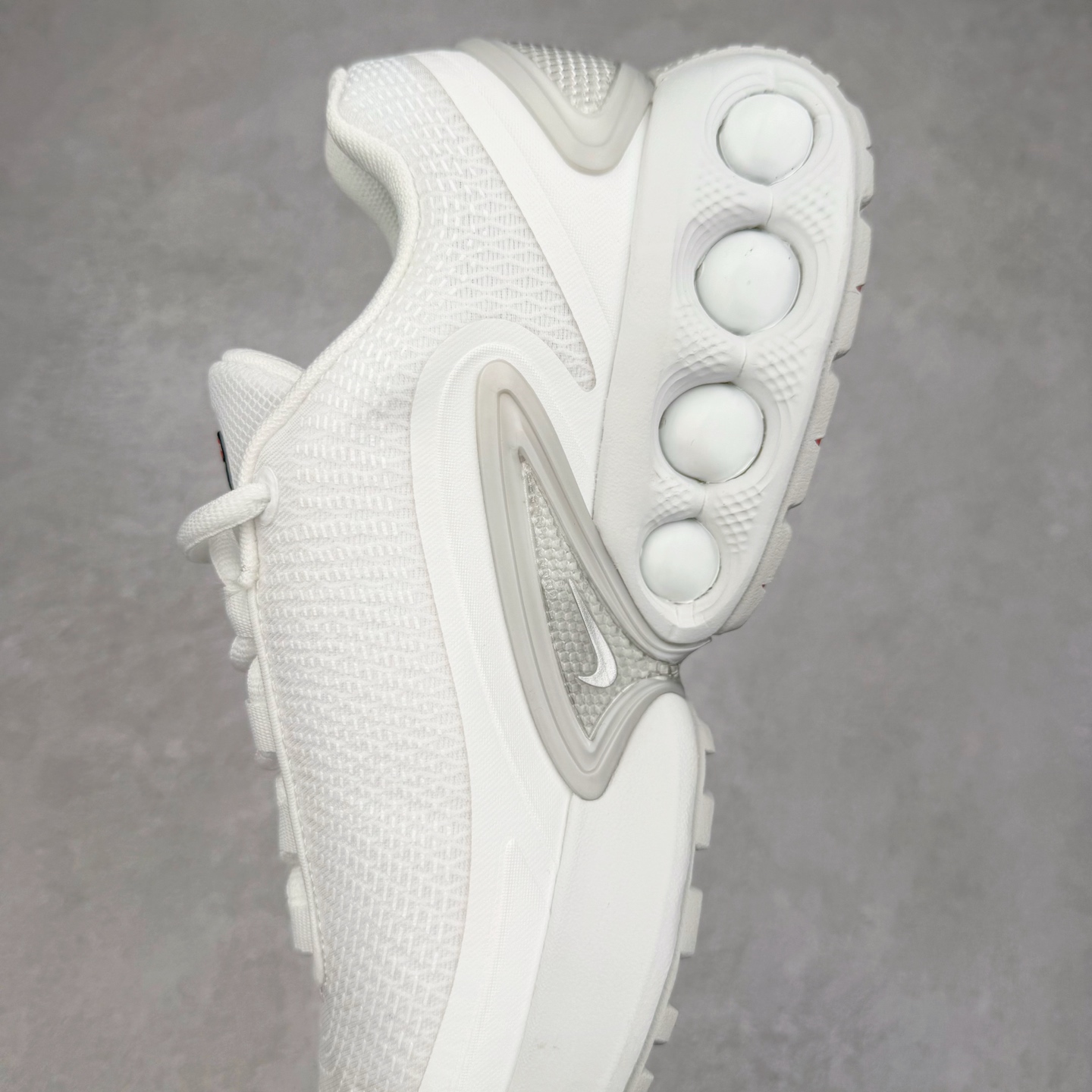 图片[7]-NK Air Max DN系列低帮豆荚型气垫百搭休闲运动慢跑鞋 FJ3145-400 Air Max 科技最初于 1986 年推出，是NK的首款气垫鞋款，这个缓震技术彻底改变了人们对运动鞋的认知。在 Nike 的众多缓震科技中也有着自己绝对的地位。除了技术层面的创新，Air Max 还具有深厚的文化内涵。它所代表的青年文化、前卫风格和反叛精神，使其成为了一种时尚和潮流的象征。为了纪念这个具有里程碑意义的技术，Nike 在每年的 3 月 26 日定为「Air Max Day」。近日，Nike 露出了一款全新的鞋型——Air Max DN。这款鞋不仅具有时尚的外观，还融合了许多经典的 Air Max 设计和元素，同时展现了一些新的创意。设计灵感源自经典 Air Max 97 和 Air Max Plus 的元素。鞋面的条纹设计和后跟的标志都在向这些经典鞋款致敬。最大亮点是 Air Max 气垫的造型，它以神似豆荚的造型呈现，分为四个分区圆形开窗，带来极高的辨识度。Air Max DN 采用了纯黑配色覆面，搭配白色虚线和紫色点缀，营造出一种低调而时尚的外观。鞋面采用织物材质打造，提供舒适的穿着体验。全新 Nike Air Max DN 除了图中的配色外，还将有荧光绿、白银、黑银、皇家蓝、酷灰、黑色等六款新配色登场。具体发售信息感兴趣的朋友可以持续关注。尺码：36 36.5 37.5 38 38.5 39 40 40.5 41 42 42.5 43 44 44.5 45-选品中心