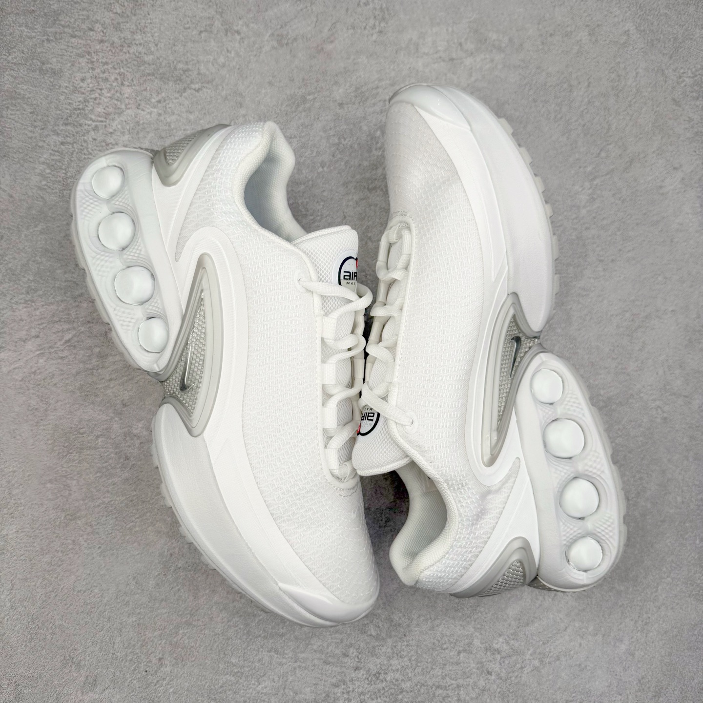 图片[3]-NK Air Max DN系列低帮豆荚型气垫百搭休闲运动慢跑鞋 FJ3145-400 Air Max 科技最初于 1986 年推出，是NK的首款气垫鞋款，这个缓震技术彻底改变了人们对运动鞋的认知。在 Nike 的众多缓震科技中也有着自己绝对的地位。除了技术层面的创新，Air Max 还具有深厚的文化内涵。它所代表的青年文化、前卫风格和反叛精神，使其成为了一种时尚和潮流的象征。为了纪念这个具有里程碑意义的技术，Nike 在每年的 3 月 26 日定为「Air Max Day」。近日，Nike 露出了一款全新的鞋型——Air Max DN。这款鞋不仅具有时尚的外观，还融合了许多经典的 Air Max 设计和元素，同时展现了一些新的创意。设计灵感源自经典 Air Max 97 和 Air Max Plus 的元素。鞋面的条纹设计和后跟的标志都在向这些经典鞋款致敬。最大亮点是 Air Max 气垫的造型，它以神似豆荚的造型呈现，分为四个分区圆形开窗，带来极高的辨识度。Air Max DN 采用了纯黑配色覆面，搭配白色虚线和紫色点缀，营造出一种低调而时尚的外观。鞋面采用织物材质打造，提供舒适的穿着体验。全新 Nike Air Max DN 除了图中的配色外，还将有荧光绿、白银、黑银、皇家蓝、酷灰、黑色等六款新配色登场。具体发售信息感兴趣的朋友可以持续关注。尺码：36 36.5 37.5 38 38.5 39 40 40.5 41 42 42.5 43 44 44.5 45-选品中心