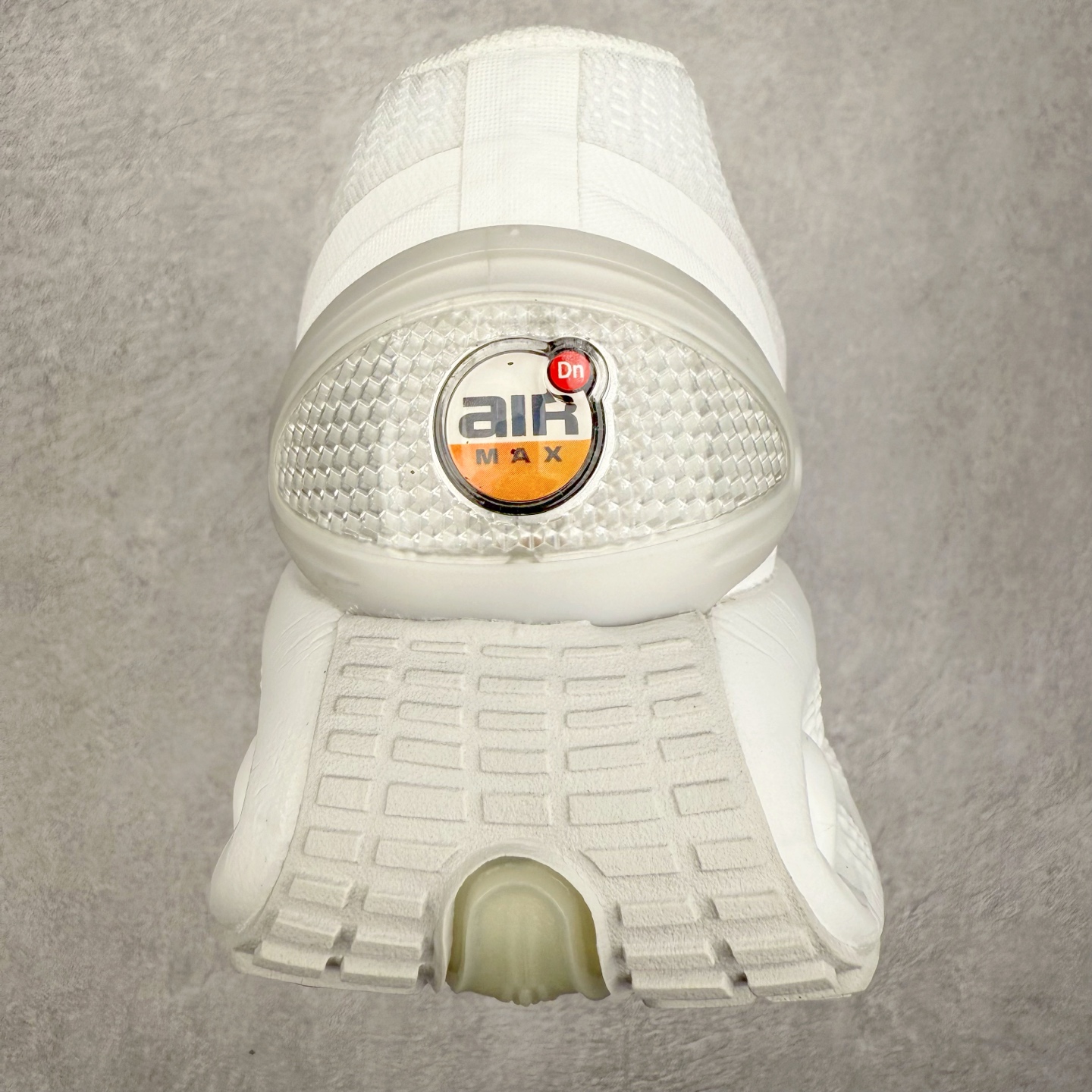 图片[8]-NK Air Max DN系列低帮豆荚型气垫百搭休闲运动慢跑鞋 FJ3145-400 Air Max 科技最初于 1986 年推出，是NK的首款气垫鞋款，这个缓震技术彻底改变了人们对运动鞋的认知。在 Nike 的众多缓震科技中也有着自己绝对的地位。除了技术层面的创新，Air Max 还具有深厚的文化内涵。它所代表的青年文化、前卫风格和反叛精神，使其成为了一种时尚和潮流的象征。为了纪念这个具有里程碑意义的技术，Nike 在每年的 3 月 26 日定为「Air Max Day」。近日，Nike 露出了一款全新的鞋型——Air Max DN。这款鞋不仅具有时尚的外观，还融合了许多经典的 Air Max 设计和元素，同时展现了一些新的创意。设计灵感源自经典 Air Max 97 和 Air Max Plus 的元素。鞋面的条纹设计和后跟的标志都在向这些经典鞋款致敬。最大亮点是 Air Max 气垫的造型，它以神似豆荚的造型呈现，分为四个分区圆形开窗，带来极高的辨识度。Air Max DN 采用了纯黑配色覆面，搭配白色虚线和紫色点缀，营造出一种低调而时尚的外观。鞋面采用织物材质打造，提供舒适的穿着体验。全新 Nike Air Max DN 除了图中的配色外，还将有荧光绿、白银、黑银、皇家蓝、酷灰、黑色等六款新配色登场。具体发售信息感兴趣的朋友可以持续关注。尺码：36 36.5 37.5 38 38.5 39 40 40.5 41 42 42.5 43 44 44.5 45-选品中心