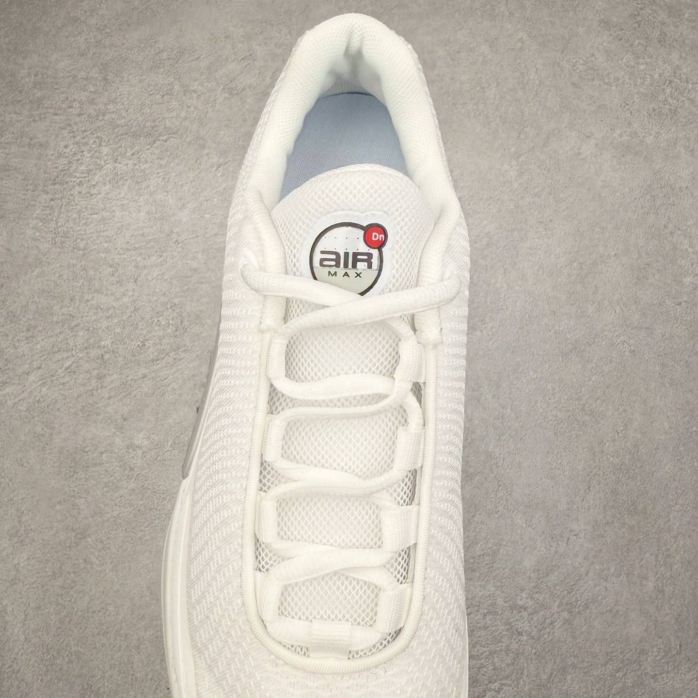 图片[5]-NK Air Max DN系列低帮豆荚型气垫百搭休闲运动慢跑鞋 FJ3145-400 Air Max 科技最初于 1986 年推出，是NK的首款气垫鞋款，这个缓震技术彻底改变了人们对运动鞋的认知。在 Nike 的众多缓震科技中也有着自己绝对的地位。除了技术层面的创新，Air Max 还具有深厚的文化内涵。它所代表的青年文化、前卫风格和反叛精神，使其成为了一种时尚和潮流的象征。为了纪念这个具有里程碑意义的技术，Nike 在每年的 3 月 26 日定为「Air Max Day」。近日，Nike 露出了一款全新的鞋型——Air Max DN。这款鞋不仅具有时尚的外观，还融合了许多经典的 Air Max 设计和元素，同时展现了一些新的创意。设计灵感源自经典 Air Max 97 和 Air Max Plus 的元素。鞋面的条纹设计和后跟的标志都在向这些经典鞋款致敬。最大亮点是 Air Max 气垫的造型，它以神似豆荚的造型呈现，分为四个分区圆形开窗，带来极高的辨识度。Air Max DN 采用了纯黑配色覆面，搭配白色虚线和紫色点缀，营造出一种低调而时尚的外观。鞋面采用织物材质打造，提供舒适的穿着体验。全新 Nike Air Max DN 除了图中的配色外，还将有荧光绿、白银、黑银、皇家蓝、酷灰、黑色等六款新配色登场。具体发售信息感兴趣的朋友可以持续关注。尺码：36 36.5 37.5 38 38.5 39 40 40.5 41 42 42.5 43 44 44.5 45-选品中心