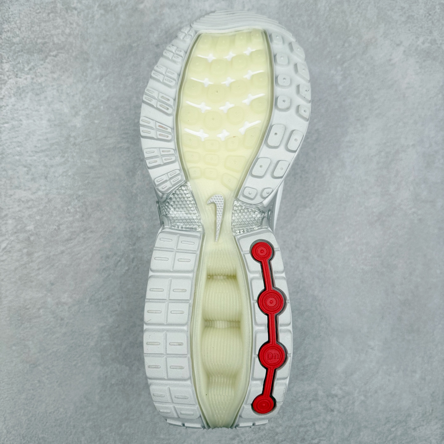 图片[9]-NK Air Max DN系列低帮豆荚型气垫百搭休闲运动慢跑鞋 FJ3145-400 Air Max 科技最初于 1986 年推出，是NK的首款气垫鞋款，这个缓震技术彻底改变了人们对运动鞋的认知。在 Nike 的众多缓震科技中也有着自己绝对的地位。除了技术层面的创新，Air Max 还具有深厚的文化内涵。它所代表的青年文化、前卫风格和反叛精神，使其成为了一种时尚和潮流的象征。为了纪念这个具有里程碑意义的技术，Nike 在每年的 3 月 26 日定为「Air Max Day」。近日，Nike 露出了一款全新的鞋型——Air Max DN。这款鞋不仅具有时尚的外观，还融合了许多经典的 Air Max 设计和元素，同时展现了一些新的创意。设计灵感源自经典 Air Max 97 和 Air Max Plus 的元素。鞋面的条纹设计和后跟的标志都在向这些经典鞋款致敬。最大亮点是 Air Max 气垫的造型，它以神似豆荚的造型呈现，分为四个分区圆形开窗，带来极高的辨识度。Air Max DN 采用了纯黑配色覆面，搭配白色虚线和紫色点缀，营造出一种低调而时尚的外观。鞋面采用织物材质打造，提供舒适的穿着体验。全新 Nike Air Max DN 除了图中的配色外，还将有荧光绿、白银、黑银、皇家蓝、酷灰、黑色等六款新配色登场。具体发售信息感兴趣的朋友可以持续关注。尺码：36 36.5 37.5 38 38.5 39 40 40.5 41 42 42.5 43 44 44.5 45-选品中心