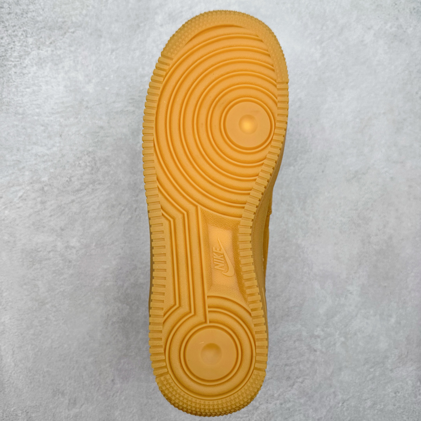 图片[9]-＃福利特价 NK Air Force 1´07 Low 空军一号低帮百搭休闲运动板鞋 柔软、弹性十足的缓震性能和出色的中底设计 横跨复古与现代的外型结合 造就出风靡全球 三十多年的Force 1 直到今天还深受青睐 尺码：36 36.5 37.5 38 38.5 39 40 40.5 41 42 42.5 43 44 44.5 45-选品中心